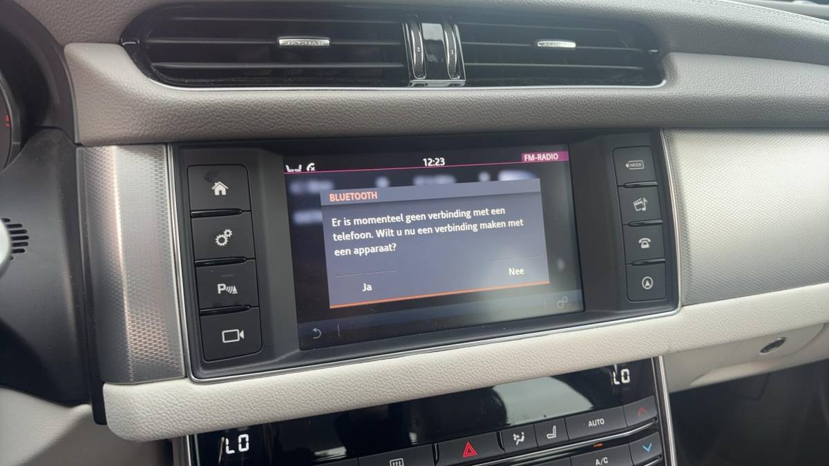 Jaguar XF Jaguar XF 2.0d Portfolio DEALER OH / TREKHAAK / XENON / NAVI / CAMERA / PDC / BLUETOOTH / CRUISE / NL-AUTO