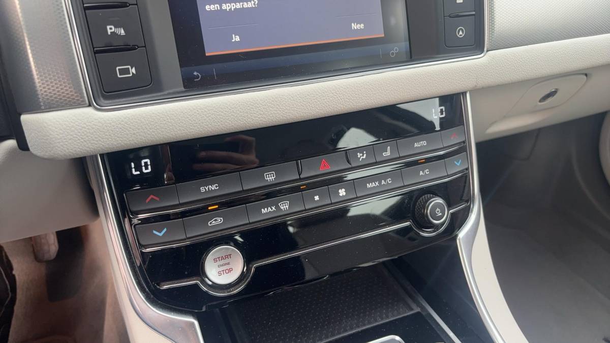 Jaguar XF Jaguar XF 2.0d Portfolio DEALER OH / TREKHAAK / XENON / NAVI / CAMERA / PDC / BLUETOOTH / CRUISE / NL-AUTO