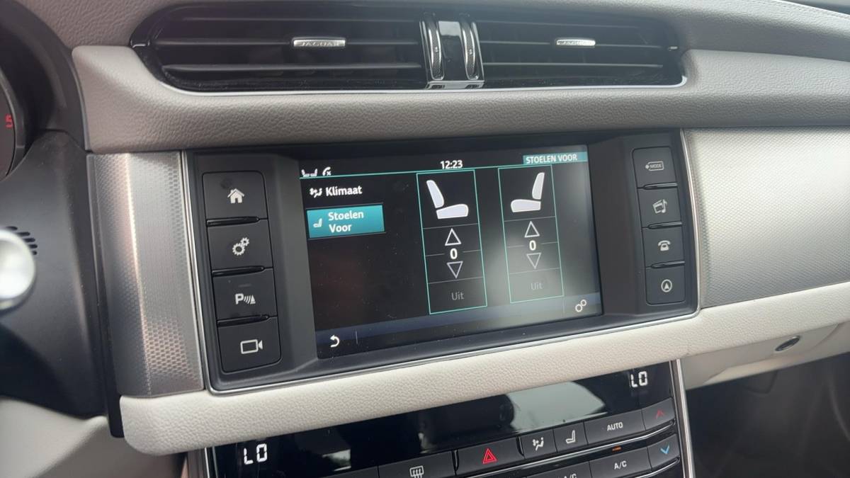 Jaguar XF Jaguar XF 2.0d Portfolio DEALER OH / TREKHAAK / XENON / NAVI / CAMERA / PDC / BLUETOOTH / CRUISE / NL-AUTO