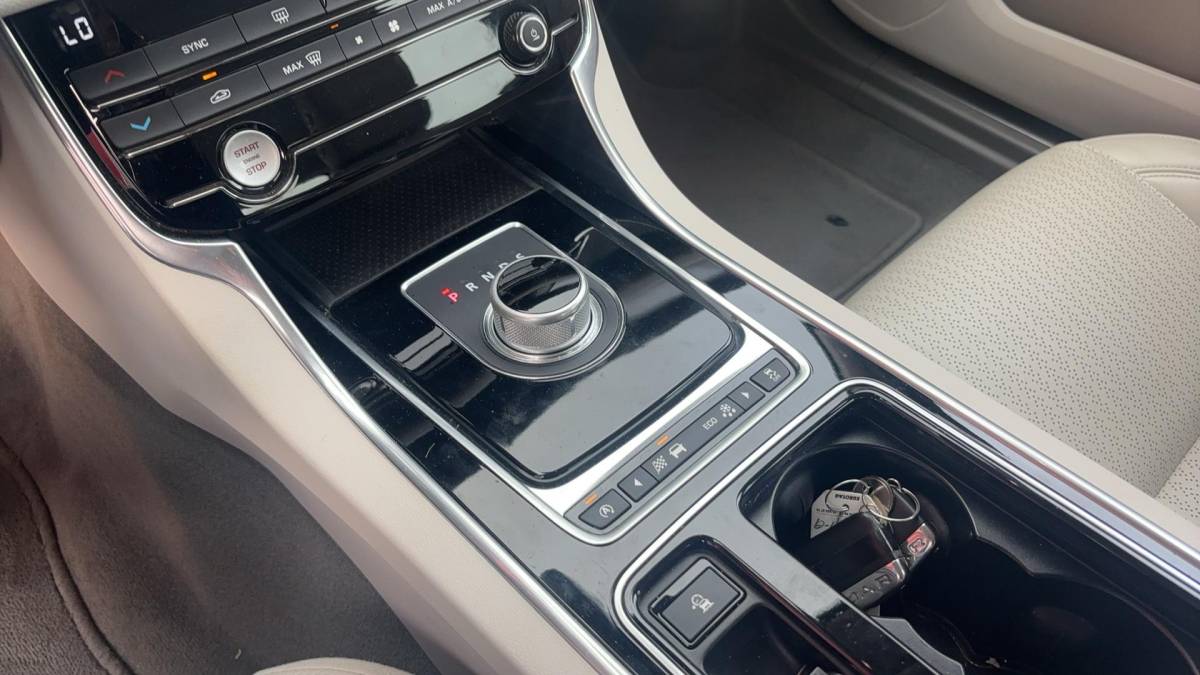 Jaguar XF Jaguar XF 2.0d Portfolio DEALER OH / TREKHAAK / XENON / NAVI / CAMERA / PDC / BLUETOOTH / CRUISE / NL-AUTO