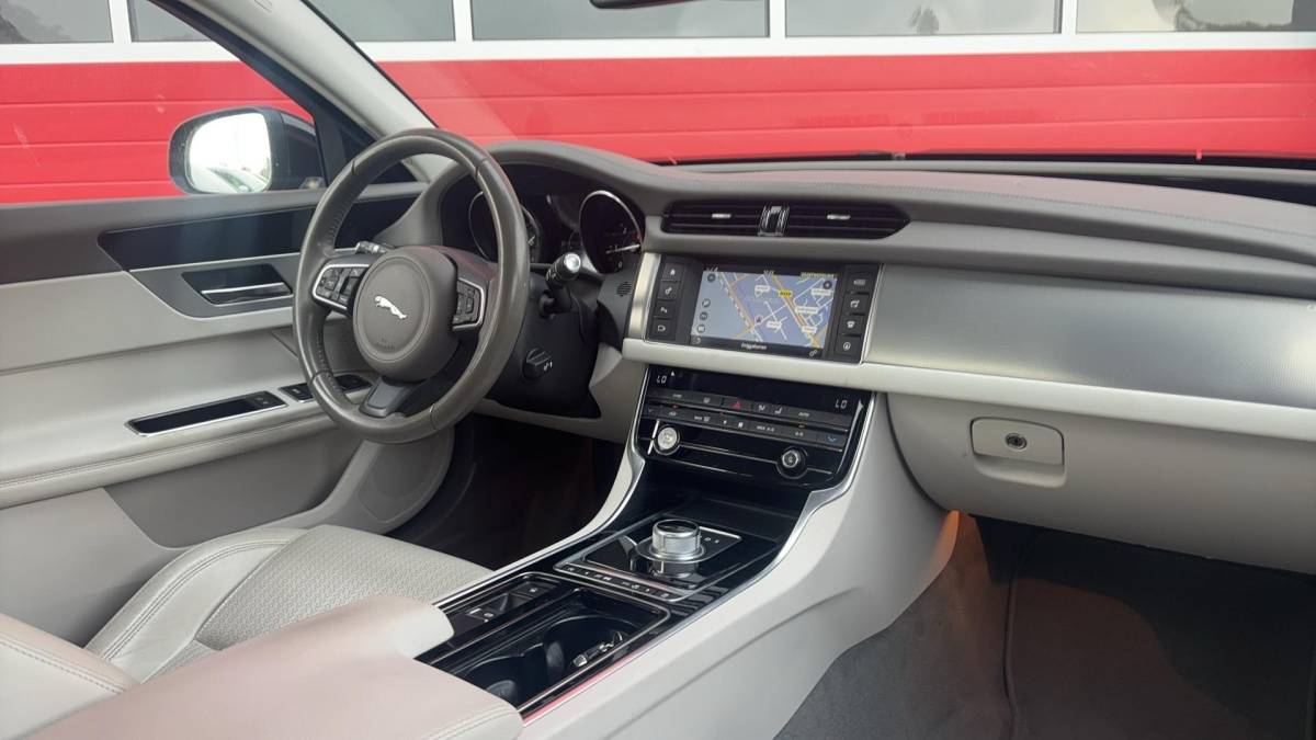 Jaguar XF Jaguar XF 2.0d Portfolio DEALER OH / TREKHAAK / XENON / NAVI / CAMERA / PDC / BLUETOOTH / CRUISE / NL-AUTO