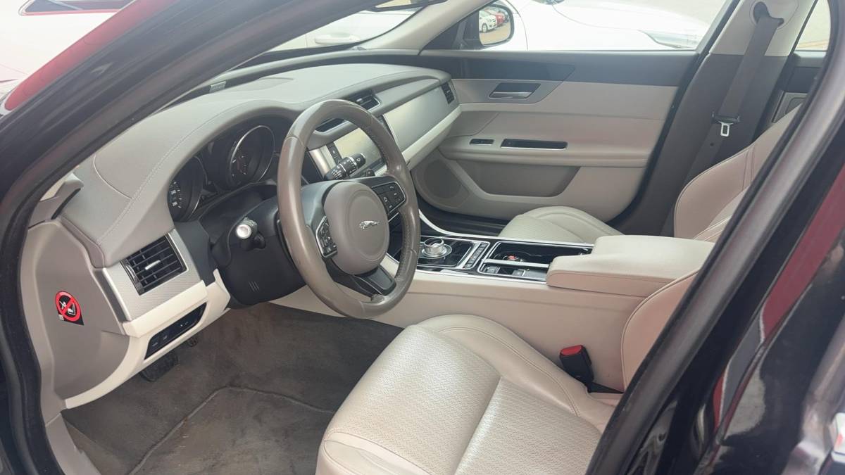 Jaguar XF Jaguar XF 2.0d Portfolio DEALER OH / TREKHAAK / XENON / NAVI / CAMERA / PDC / BLUETOOTH / CRUISE / NL-AUTO