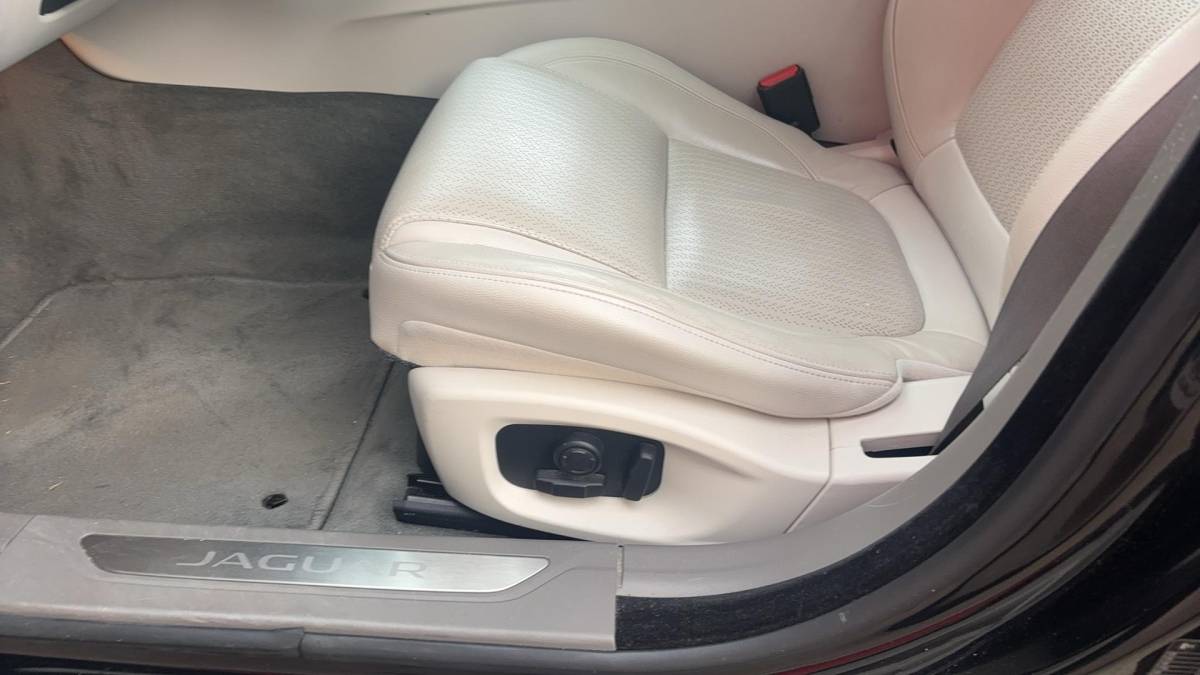 Jaguar XF Jaguar XF 2.0d Portfolio DEALER OH / TREKHAAK / XENON / NAVI / CAMERA / PDC / BLUETOOTH / CRUISE / NL-AUTO