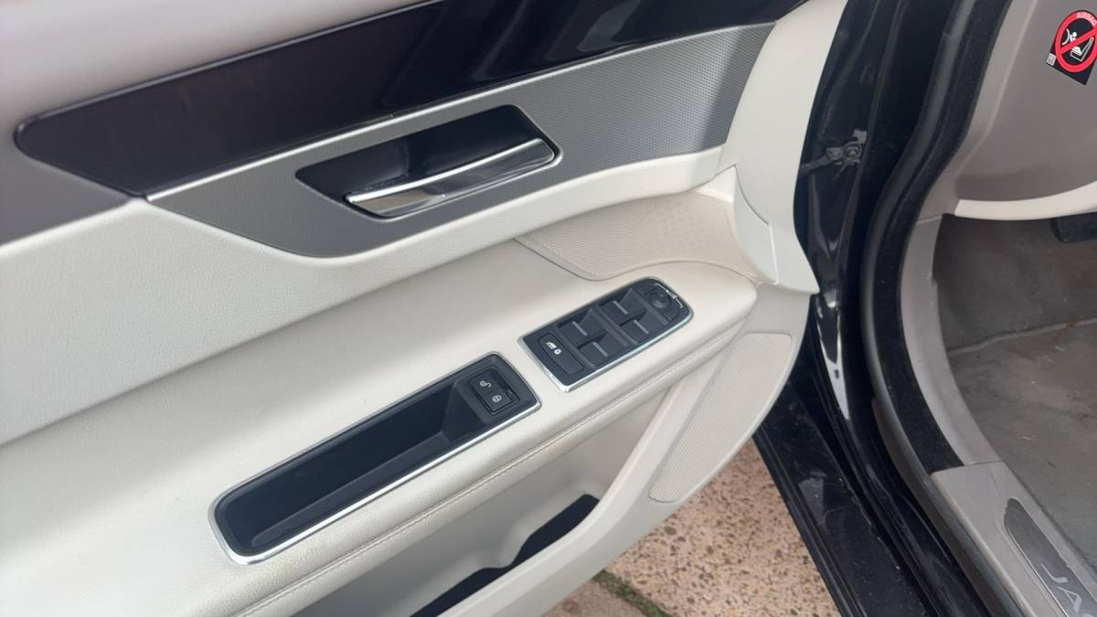 Jaguar XF Jaguar XF 2.0d Portfolio DEALER OH / TREKHAAK / XENON / NAVI / CAMERA / PDC / BLUETOOTH / CRUISE / NL-AUTO