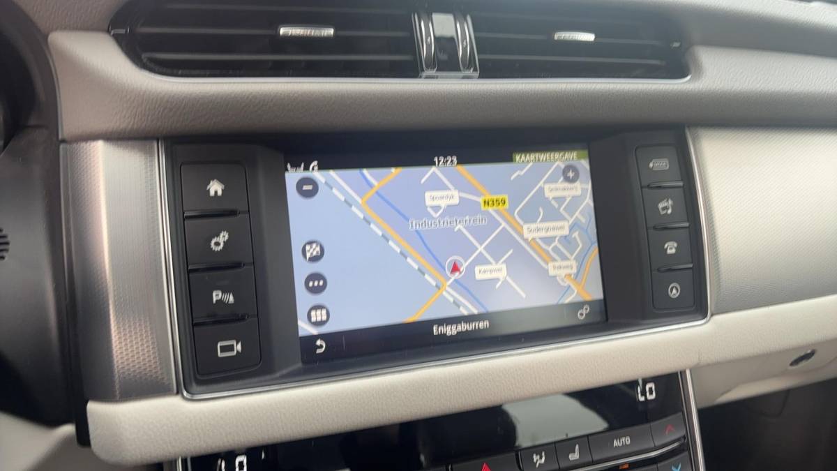 Jaguar XF Jaguar XF 2.0d Portfolio DEALER OH / TREKHAAK / XENON / NAVI / CAMERA / PDC / BLUETOOTH / CRUISE / NL-AUTO