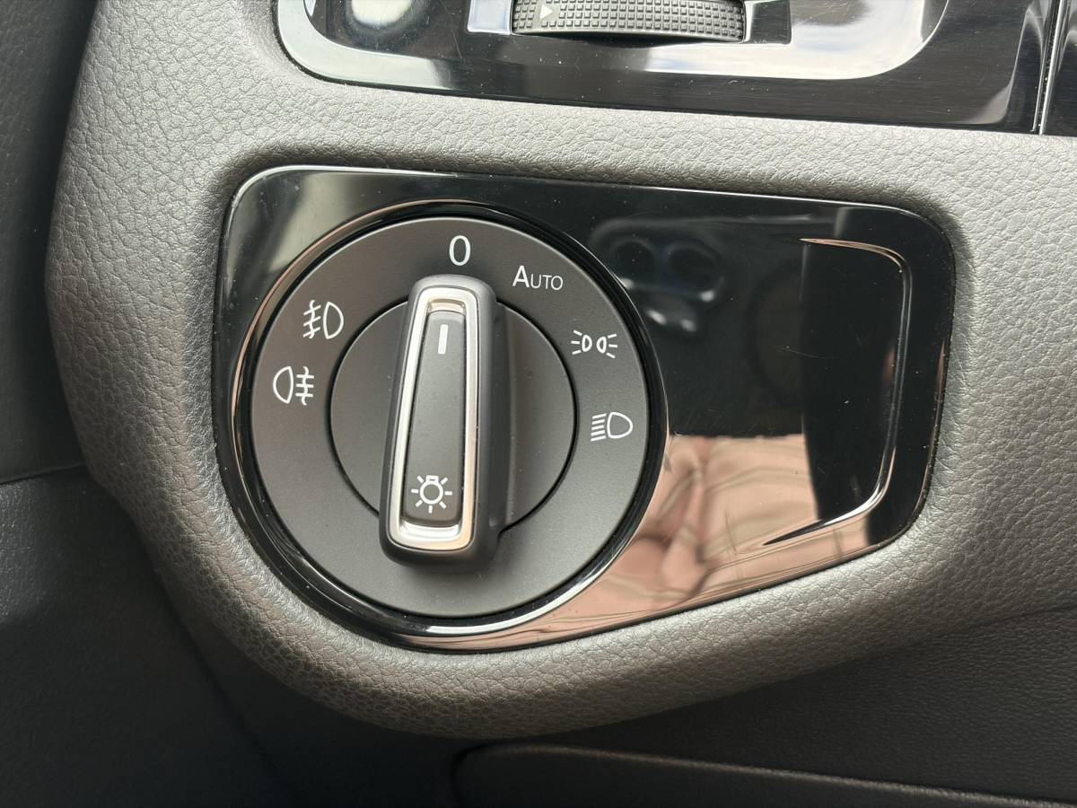 Volkswagen Golf Volkswagen Golf 1.4 TSI ACT Highline ✓1e Eigenaar✓Navi✓Trekhaak✓Clima✓Cruise✓Pdc V+A✓Recent beurt gehad✓6 Bak✓141pk✓18” lm velgen✓N.A.P✓Apk tot 02-2027