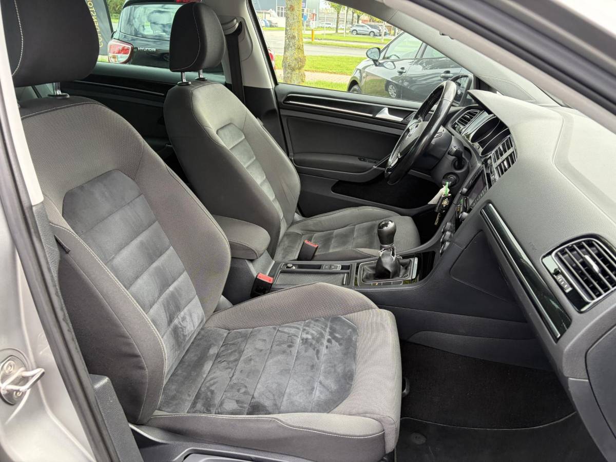 Volkswagen Golf Volkswagen Golf 1.4 TSI ACT Highline ✓1e Eigenaar✓Navi✓Trekhaak✓Clima✓Cruise✓Pdc V+A✓Recent beurt gehad✓6 Bak✓141pk✓18” lm velgen✓N.A.P✓Apk tot 02-2027
