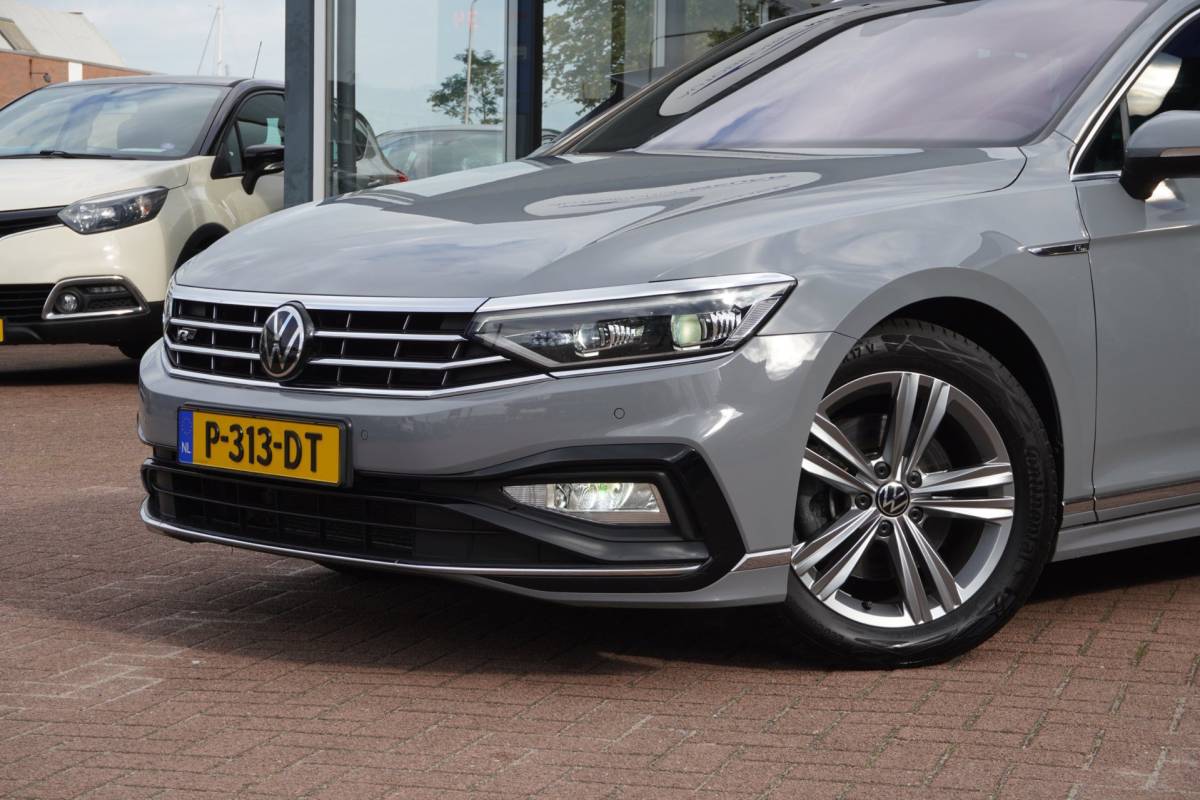 Volkswagen Passat Volkswagen Passat Variant 1.5 TSI R-Line Business + Panodak | Carplay | Automaat | Camera | Vol opties | Inruil mogelijk