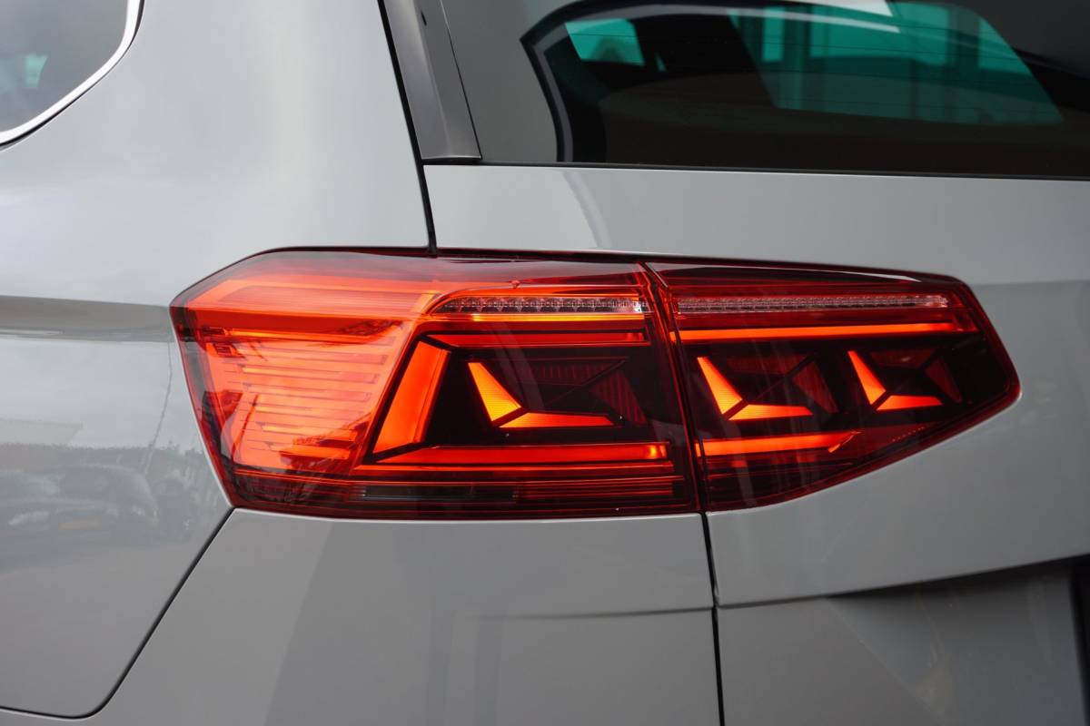 Volkswagen Passat Volkswagen Passat Variant 1.5 TSI R-Line Business + Panodak | Carplay | Automaat | Camera | Vol opties | Inruil mogelijk