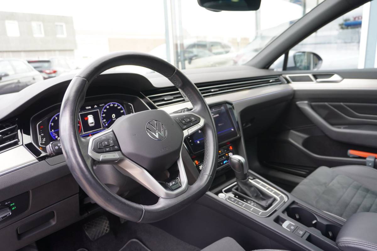 Volkswagen Passat Volkswagen Passat Variant 1.5 TSI R-Line Business + Panodak | Carplay | Automaat | Camera | Vol opties | Inruil mogelijk