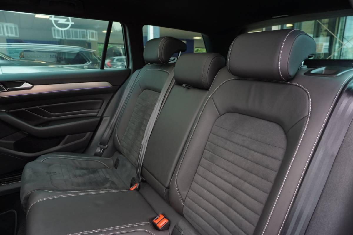 Volkswagen Passat Volkswagen Passat Variant 1.5 TSI R-Line Business + Panodak | Carplay | Automaat | Camera | Vol opties | Inruil mogelijk