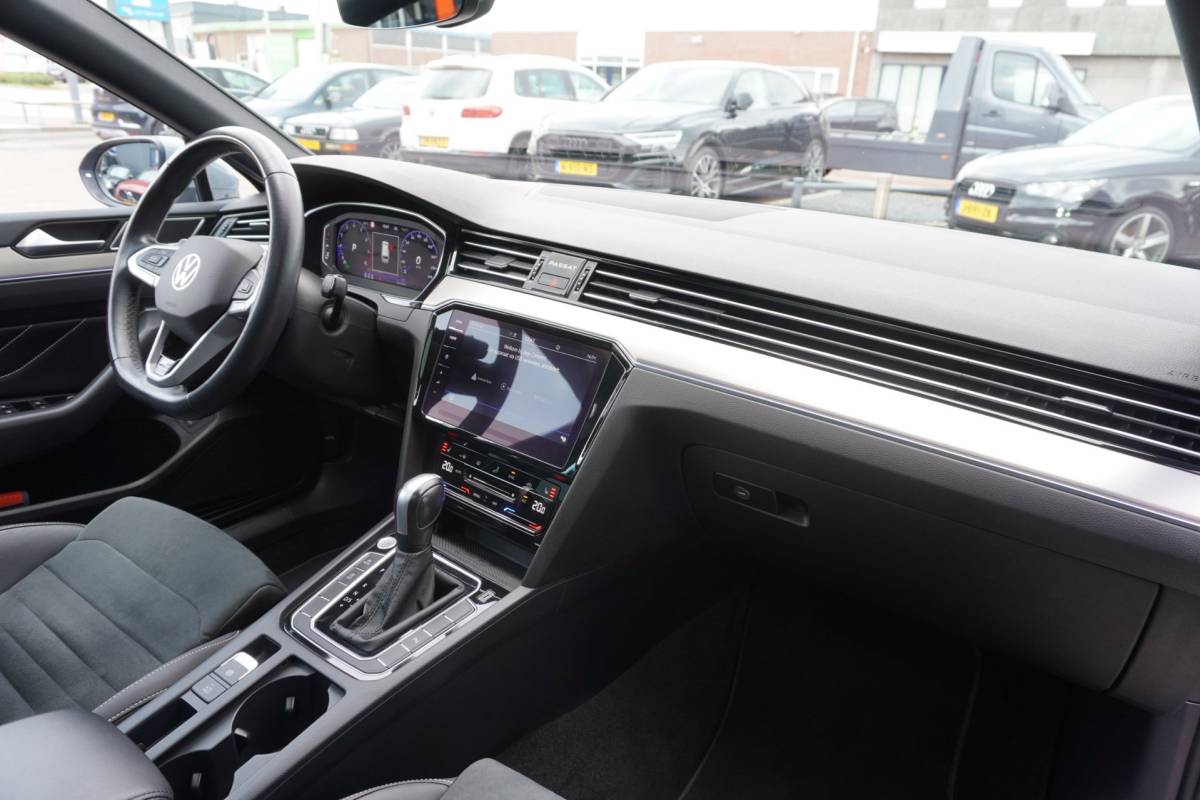 Volkswagen Passat Volkswagen Passat Variant 1.5 TSI R-Line Business + Panodak | Carplay | Automaat | Camera | Vol opties | Inruil mogelijk