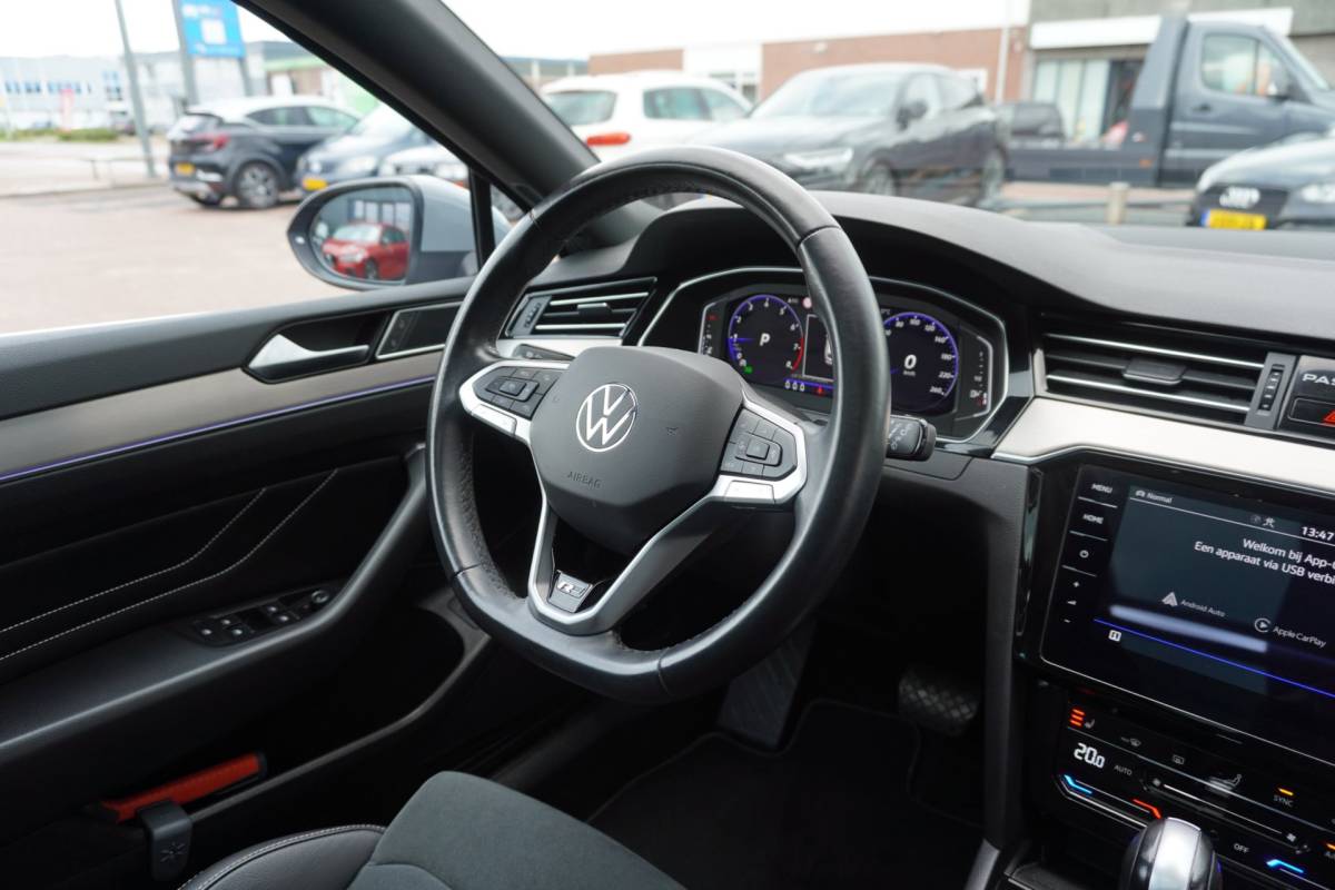 Volkswagen Passat Volkswagen Passat Variant 1.5 TSI R-Line Business + Panodak | Carplay | Automaat | Camera | Vol opties | Inruil mogelijk