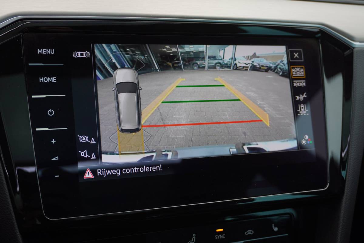 Volkswagen Passat Volkswagen Passat Variant 1.5 TSI R-Line Business + Panodak | Carplay | Automaat | Camera | Vol opties | Inruil mogelijk