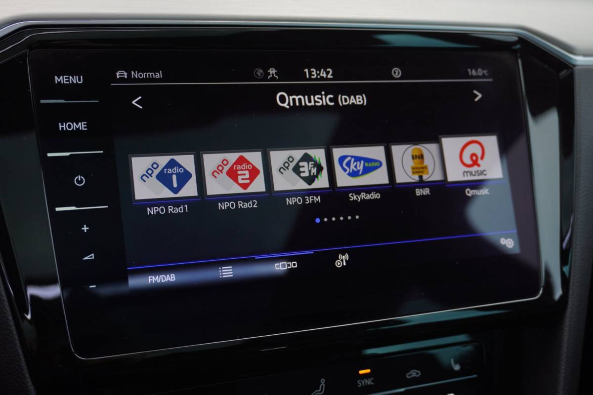 Volkswagen Passat Volkswagen Passat Variant 1.5 TSI R-Line Business + Panodak | Carplay | Automaat | Camera | Vol opties | Inruil mogelijk