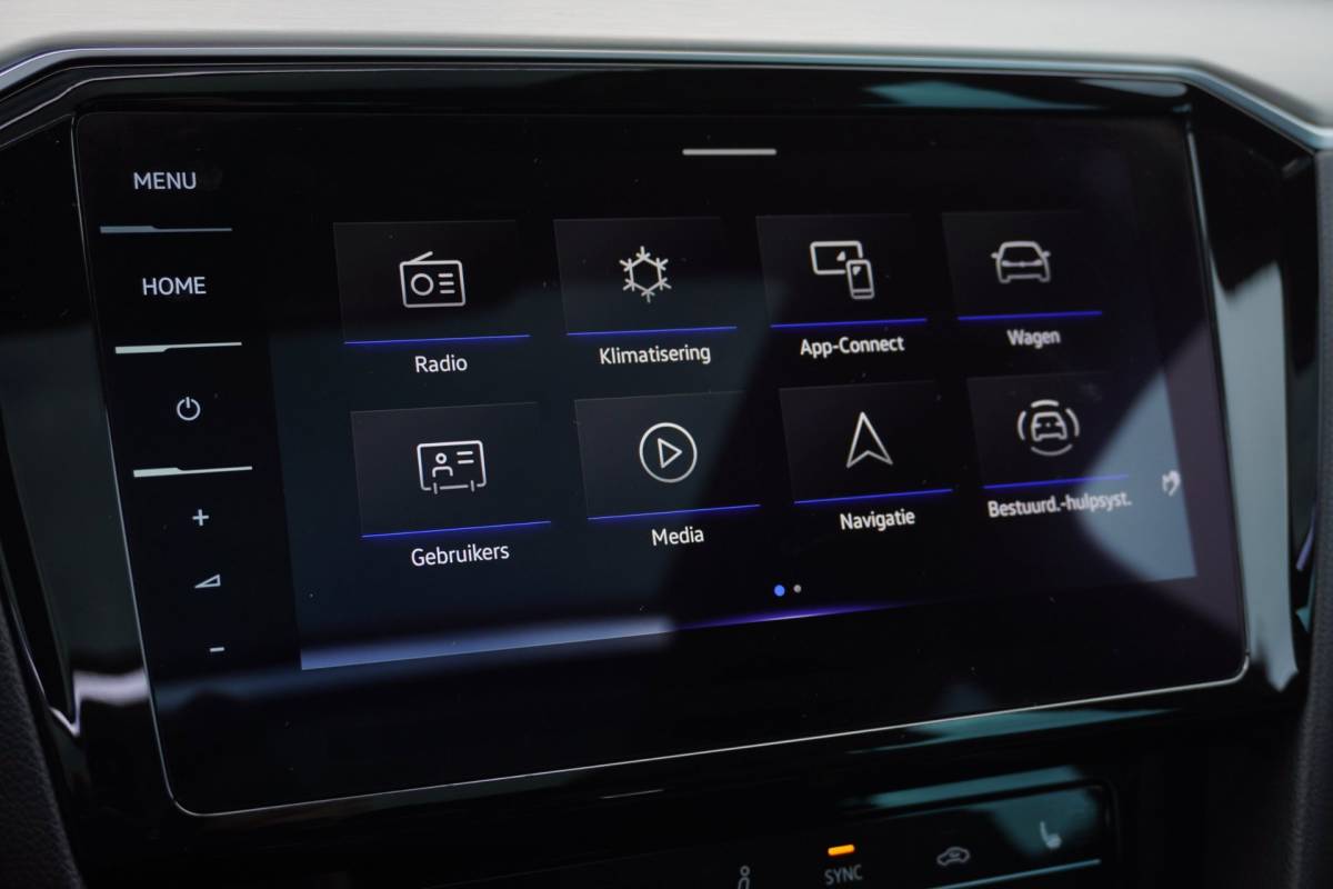 Volkswagen Passat Volkswagen Passat Variant 1.5 TSI R-Line Business + Panodak | Carplay | Automaat | Camera | Vol opties | Inruil mogelijk