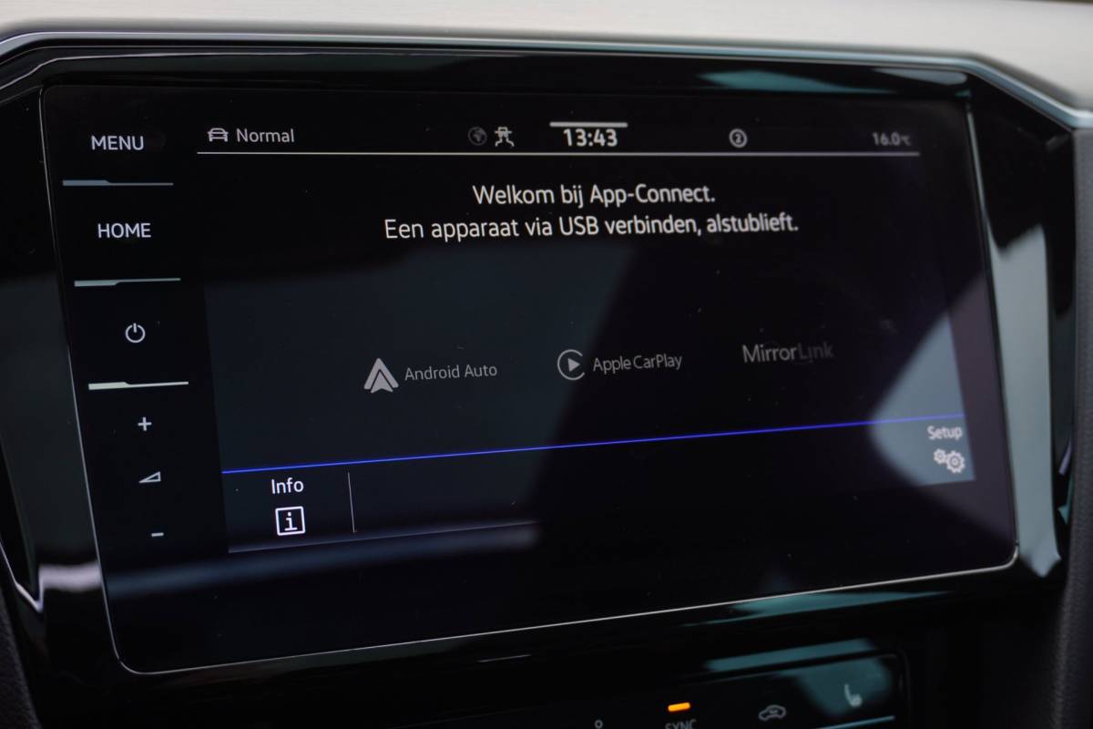 Volkswagen Passat Volkswagen Passat Variant 1.5 TSI R-Line Business + Panodak | Carplay | Automaat | Camera | Vol opties | Inruil mogelijk