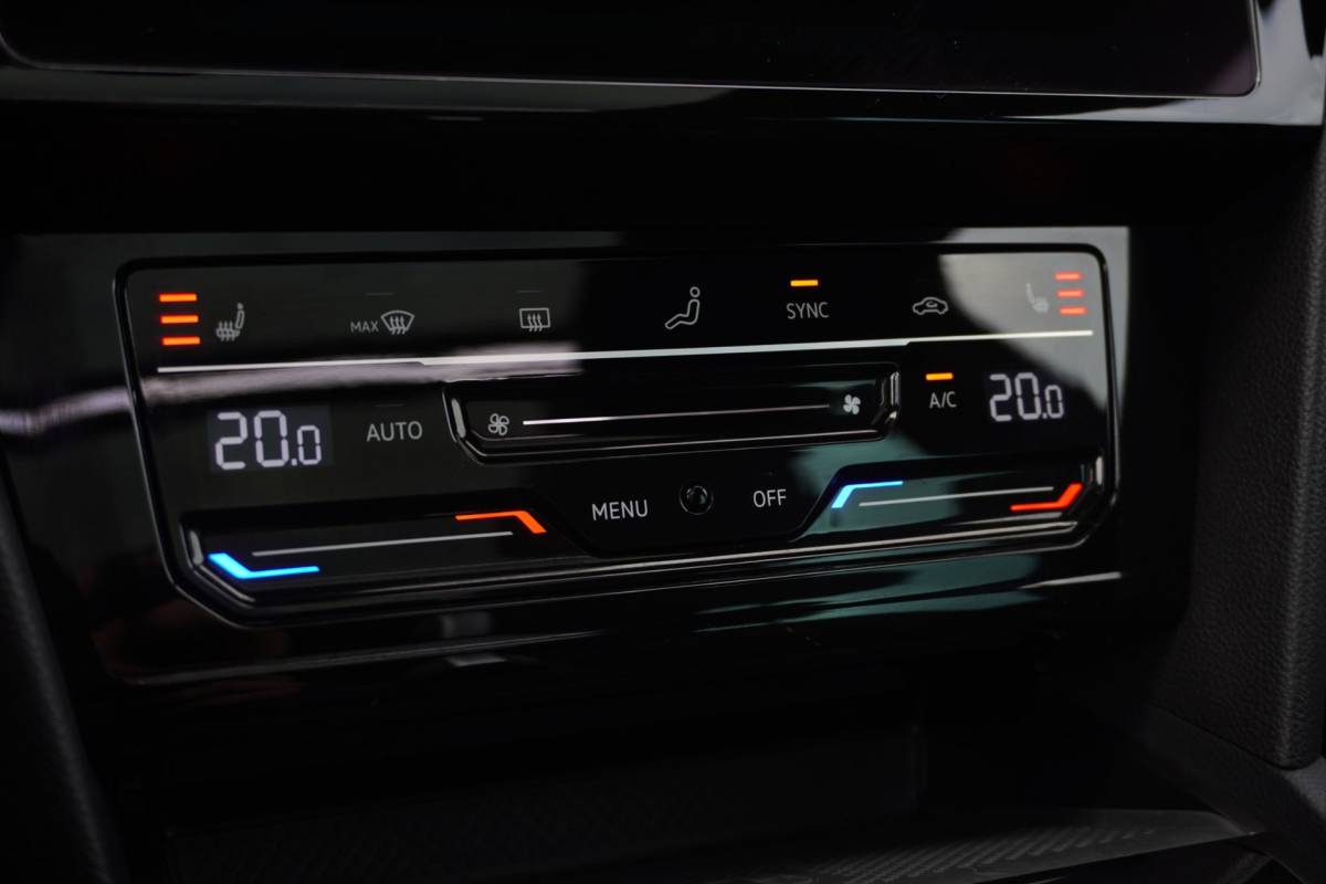 Volkswagen Passat Volkswagen Passat Variant 1.5 TSI R-Line Business + Panodak | Carplay | Automaat | Camera | Vol opties | Inruil mogelijk