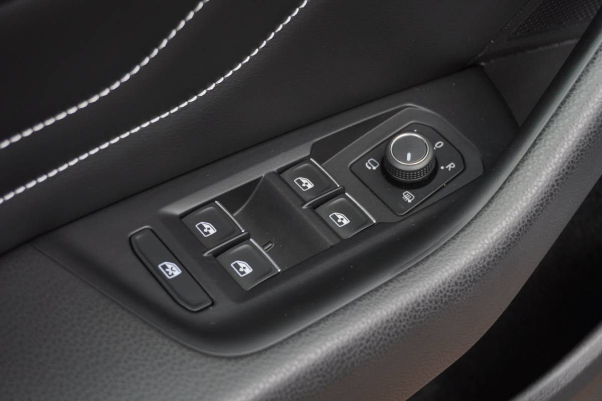 Volkswagen Passat Volkswagen Passat Variant 1.5 TSI R-Line Business + Panodak | Carplay | Automaat | Camera | Vol opties | Inruil mogelijk