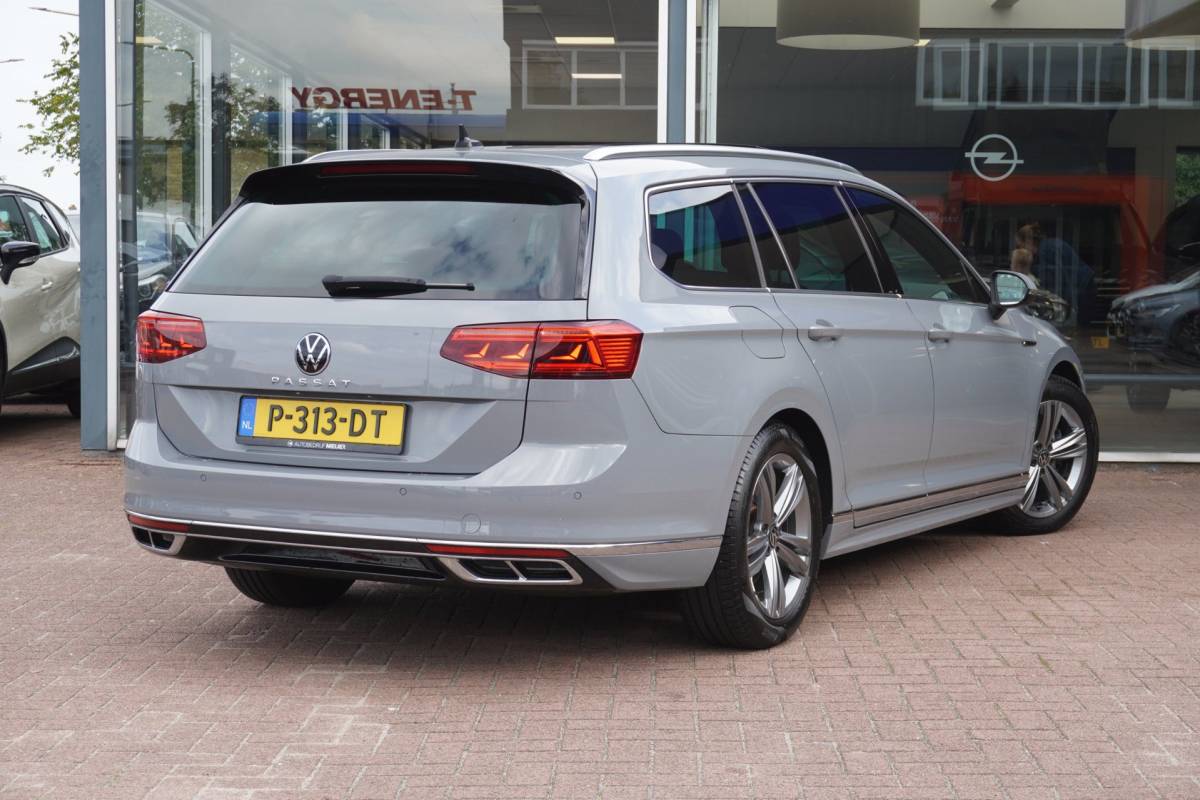 Volkswagen Passat Volkswagen Passat Variant 1.5 TSI R-Line Business + Panodak | Carplay | Automaat | Camera | Vol opties | Inruil mogelijk