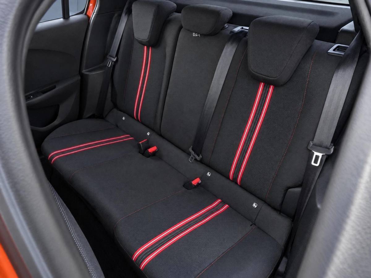 Opel Corsa Opel Corsa 1.2 GS Line | Incl. 12 maanden garantie | Cruise control | Stoel/stuurverwarming | Parkeercamera | Apple carplay/Android auto | Parkeersensoren | 100% onderhouden |