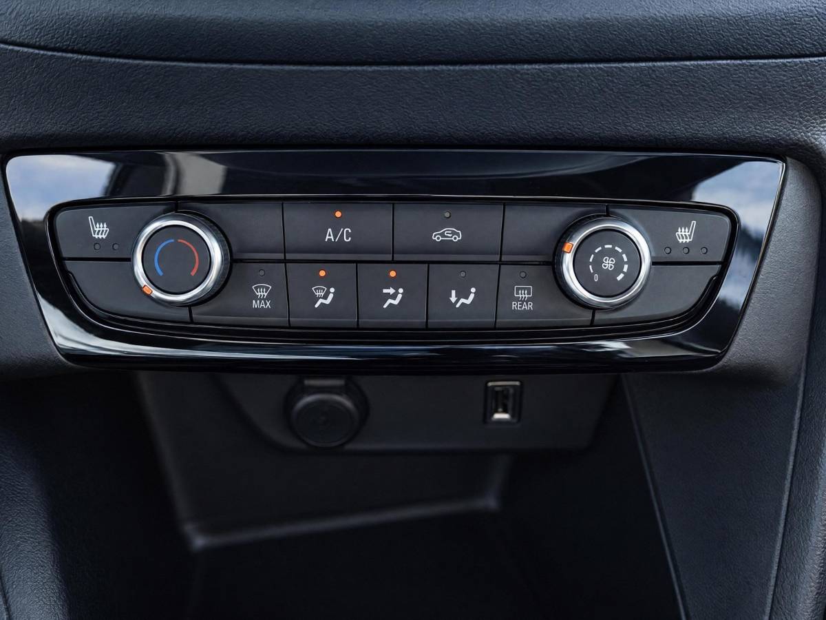 Opel Corsa Opel Corsa 1.2 GS Line | Incl. 12 maanden garantie | Cruise control | Stoel/stuurverwarming | Parkeercamera | Apple carplay/Android auto | Parkeersensoren | 100% onderhouden |