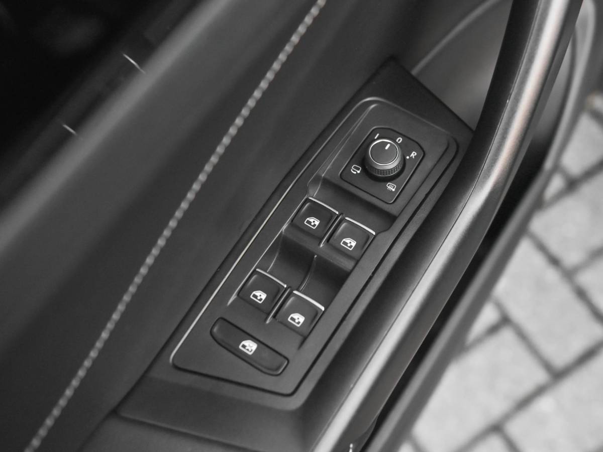 Volkswagen T-Roc Volkswagen T-Roc 1.5 TSI R-Line Business Leren Bekleding Navi ACC Stoelverwarming