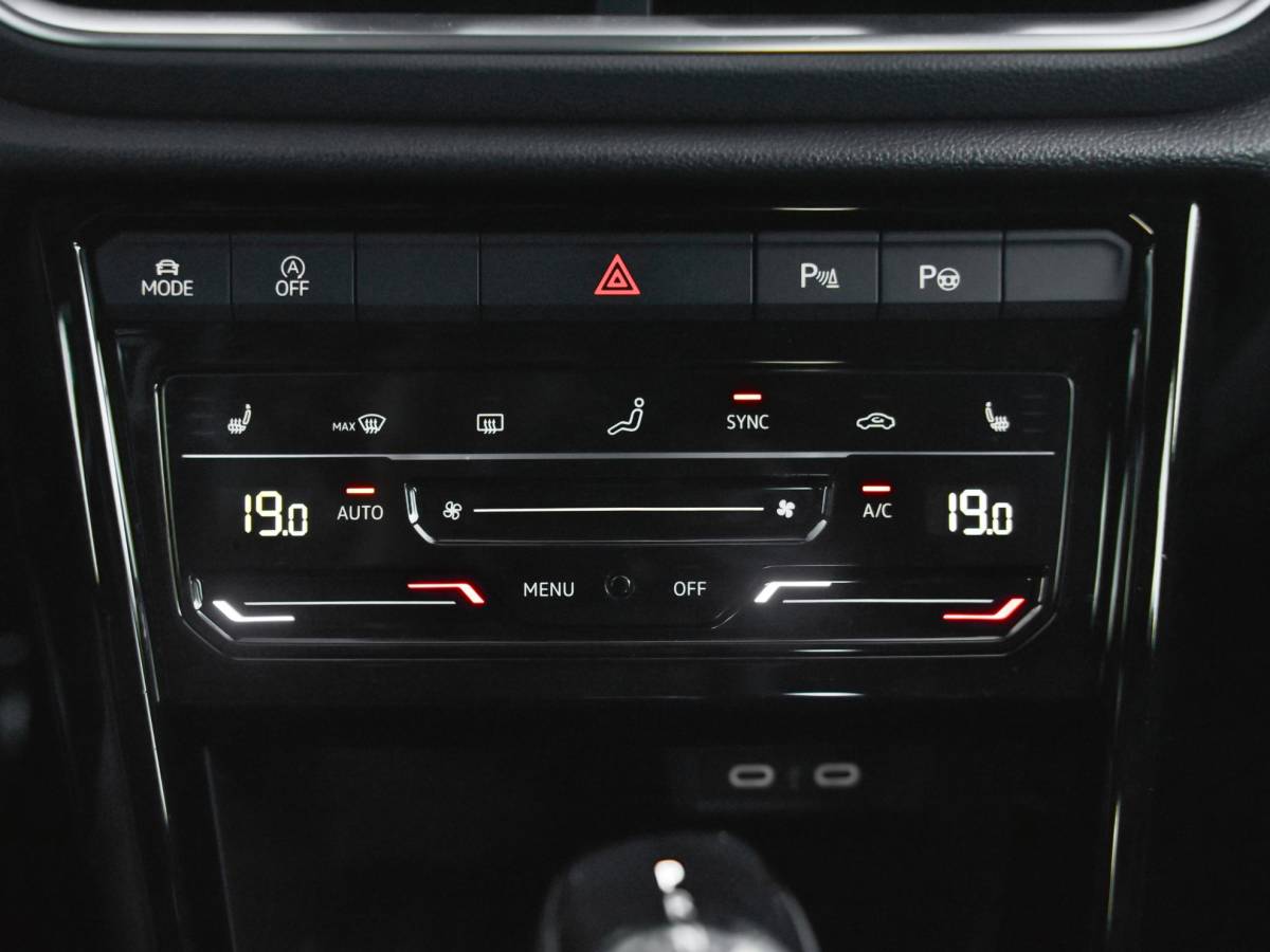 Volkswagen T-Roc Volkswagen T-Roc 1.5 TSI R-Line Business Leren Bekleding Navi ACC Stoelverwarming