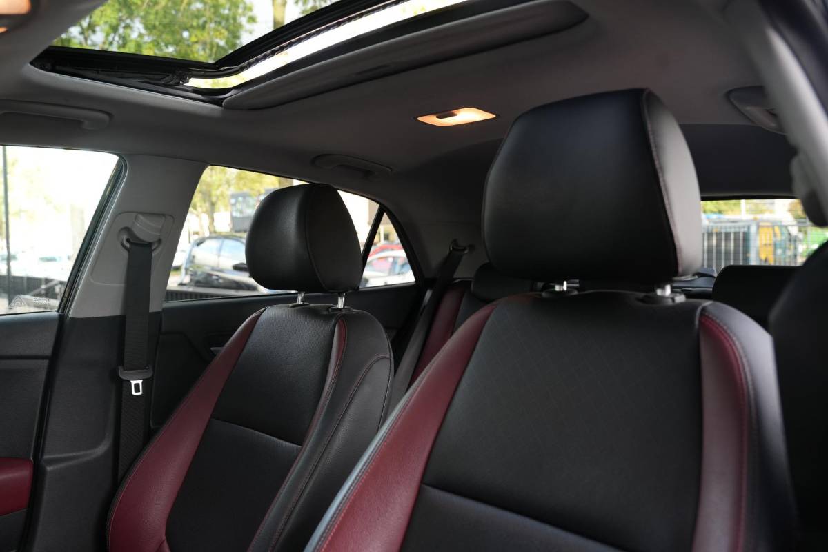 Kia Rio Kia Rio 1.4 Platinum Edition Schuifdak Leer Lane Assist Stuurverwarming 17”LM