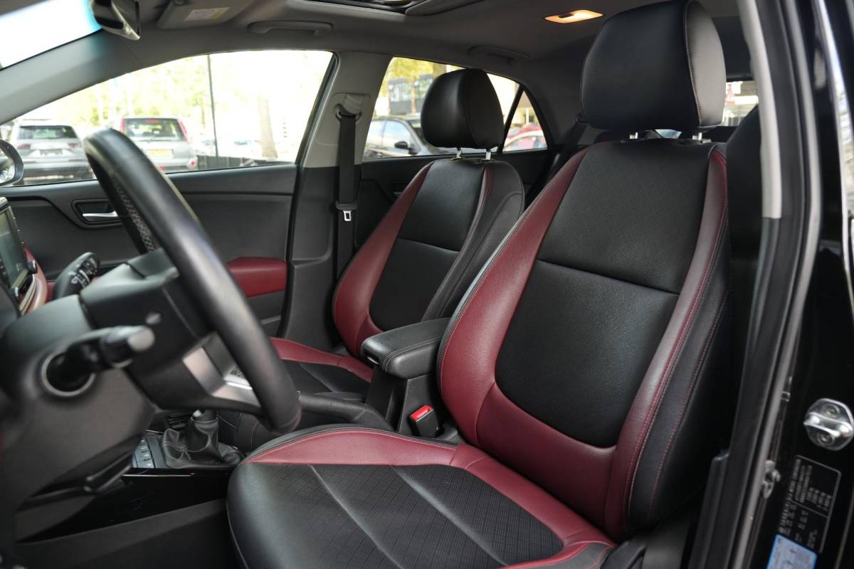 Kia Rio Kia Rio 1.4 Platinum Edition Schuifdak Leer Lane Assist Stuurverwarming 17”LM