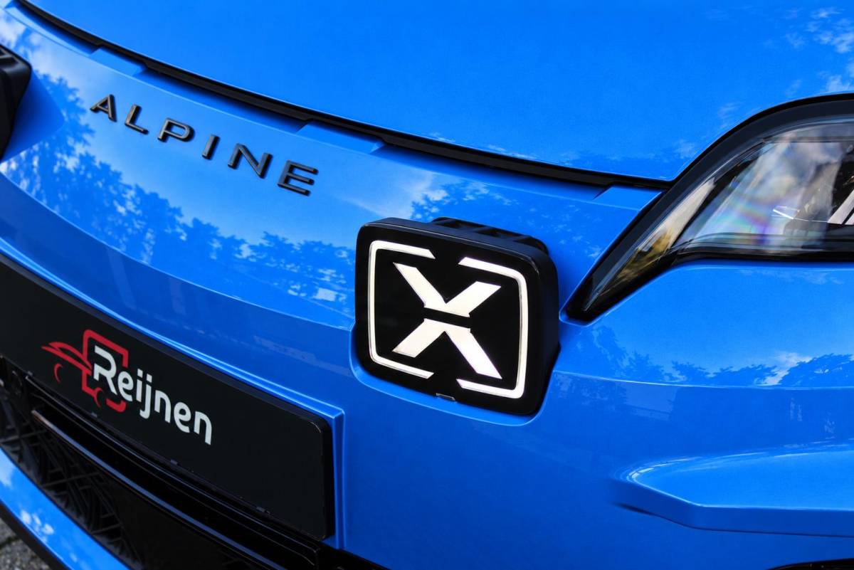 Alpine A290 Alpine A290 GTS 220PK 52 kWh | DEVIALET AUDIO SYSTEM | DRAADLOZE TELEFOONLADER | ELEKTRISCH VERWARMBAAR STUURWIEL | 19″ LICHTMETALEN VELGEN “SNOWFLAKE” NOIR BRILLIANT | ALPINE LOGO OP ZIJSCHERMEN | BREMBO REMKLAUWEN “ROUGE RACING” | ALPINE TELEMETRICS PREMIUM | NAPPA LEDEREN BEKLEDING BLUE PROFOND/GRIS EVEE MET ALPINE STIKSELS EN LOGO | MICHELIN PILOT SPORT BANDEN | ALPINE SPORT CHASSIS | GROOTLICHT ASSISTENT | DCC | ADAPTIVE CRUISE CONTROL | PARKEERNSENSOREN VOOR ACHTER EN ZIJKANT | ACHTERUITRIJ CAMERA | HANDSFREE CARD | VERWARMBARE VOORSTOELEN | WARMTEPOMP | NAVIGATIE BY “GOOGLE” | DRAADLOZE APPLE CARPLAY/ANDROID AUTO | FULL LED KOPLAMPEN MET FRANSE FLAG | PRIVACY GLASS | SFEER VERLICHTING | 3-FASE LADER | 100 KW SNELLADER |
