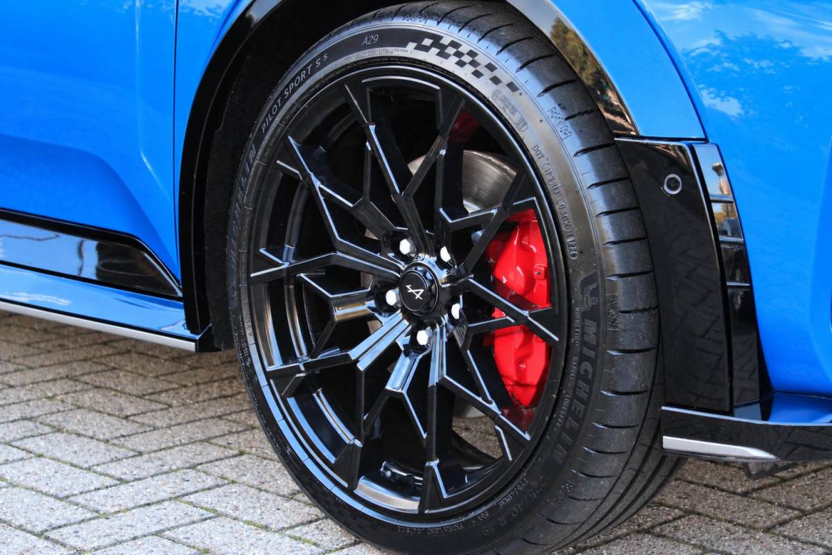 Alpine A290 Alpine A290 GTS 220PK 52 kWh | DEVIALET AUDIO SYSTEM | DRAADLOZE TELEFOONLADER | ELEKTRISCH VERWARMBAAR STUURWIEL | 19″ LICHTMETALEN VELGEN “SNOWFLAKE” NOIR BRILLIANT | ALPINE LOGO OP ZIJSCHERMEN | BREMBO REMKLAUWEN “ROUGE RACING” | ALPINE TELEMETRICS PREMIUM | NAPPA LEDEREN BEKLEDING BLUE PROFOND/GRIS EVEE MET ALPINE STIKSELS EN LOGO | MICHELIN PILOT SPORT BANDEN | ALPINE SPORT CHASSIS | GROOTLICHT ASSISTENT | DCC | ADAPTIVE CRUISE CONTROL | PARKEERNSENSOREN VOOR ACHTER EN ZIJKANT | ACHTERUITRIJ CAMERA | HANDSFREE CARD | VERWARMBARE VOORSTOELEN | WARMTEPOMP | NAVIGATIE BY “GOOGLE” | DRAADLOZE APPLE CARPLAY/ANDROID AUTO | FULL LED KOPLAMPEN MET FRANSE FLAG | PRIVACY GLASS | SFEER VERLICHTING | 3-FASE LADER | 100 KW SNELLADER |