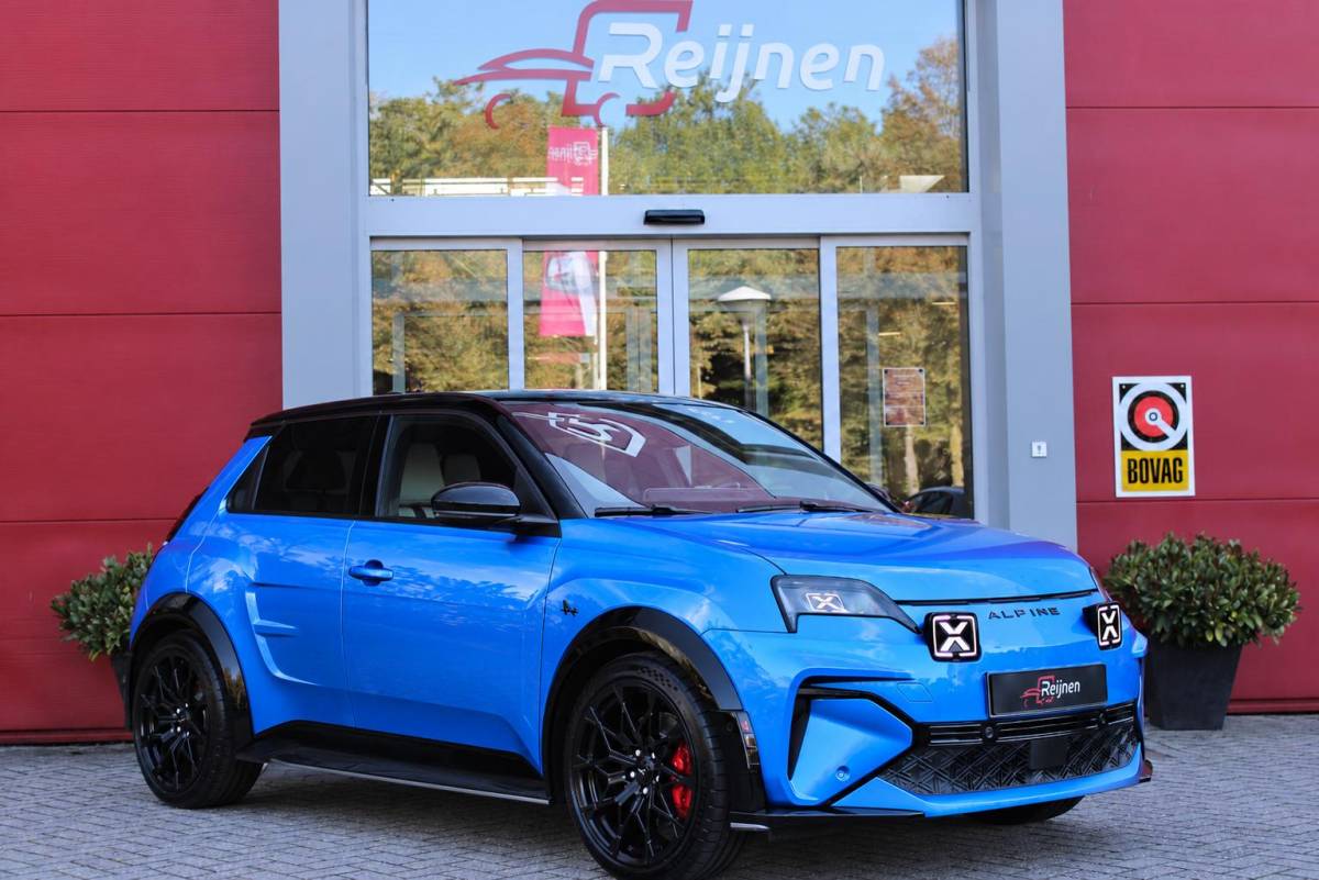 Alpine A290 Alpine A290 GTS 220PK 52 kWh | DEVIALET AUDIO SYSTEM | DRAADLOZE TELEFOONLADER | ELEKTRISCH VERWARMBAAR STUURWIEL | 19″ LICHTMETALEN VELGEN “SNOWFLAKE” NOIR BRILLIANT | ALPINE LOGO OP ZIJSCHERMEN | BREMBO REMKLAUWEN “ROUGE RACING” | ALPINE TELEMETRICS PREMIUM | NAPPA LEDEREN BEKLEDING BLUE PROFOND/GRIS EVEE MET ALPINE STIKSELS EN LOGO | MICHELIN PILOT SPORT BANDEN | ALPINE SPORT CHASSIS | GROOTLICHT ASSISTENT | DCC | ADAPTIVE CRUISE CONTROL | PARKEERNSENSOREN VOOR ACHTER EN ZIJKANT | ACHTERUITRIJ CAMERA | HANDSFREE CARD | VERWARMBARE VOORSTOELEN | WARMTEPOMP | NAVIGATIE BY “GOOGLE” | DRAADLOZE APPLE CARPLAY/ANDROID AUTO | FULL LED KOPLAMPEN MET FRANSE FLAG | PRIVACY GLASS | SFEER VERLICHTING | 3-FASE LADER | 100 KW SNELLADER |