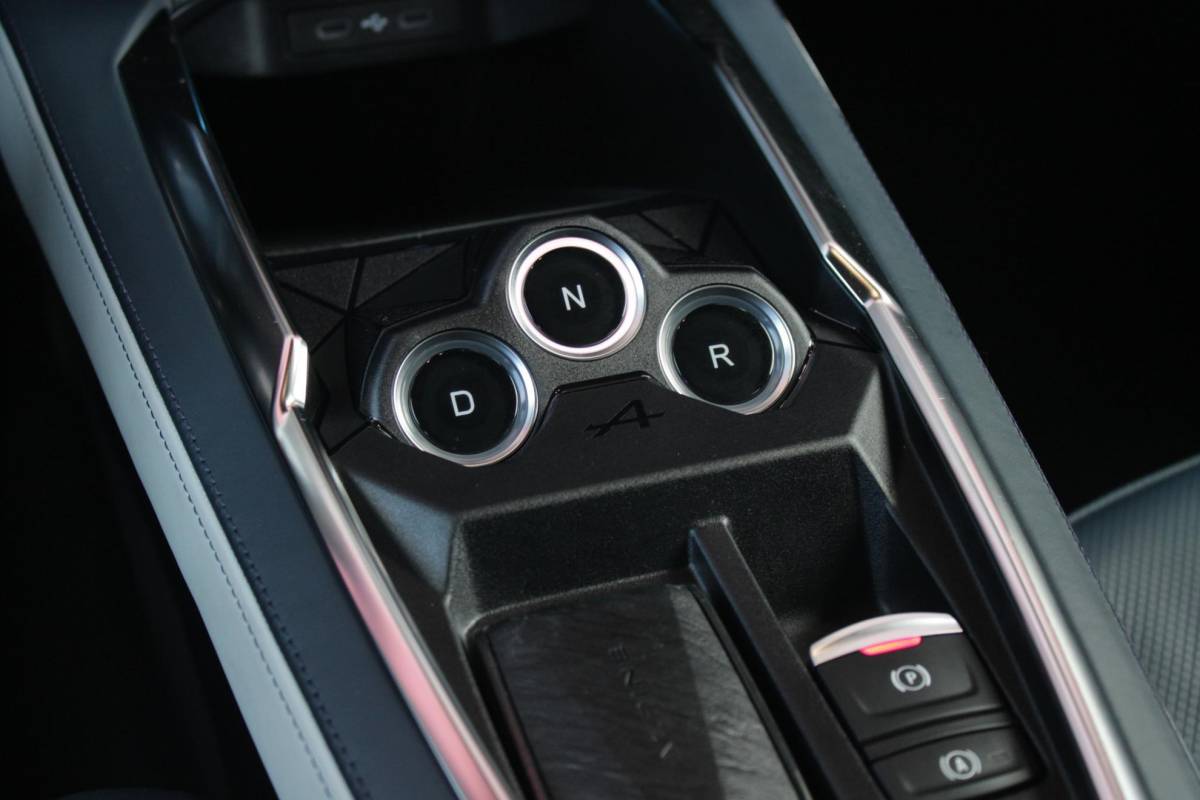 Alpine A290 Alpine A290 GTS 220PK 52 kWh | DEVIALET AUDIO SYSTEM | DRAADLOZE TELEFOONLADER | ELEKTRISCH VERWARMBAAR STUURWIEL | 19″ LICHTMETALEN VELGEN “SNOWFLAKE” NOIR BRILLIANT | ALPINE LOGO OP ZIJSCHERMEN | BREMBO REMKLAUWEN “ROUGE RACING” | ALPINE TELEMETRICS PREMIUM | NAPPA LEDEREN BEKLEDING BLUE PROFOND/GRIS EVEE MET ALPINE STIKSELS EN LOGO | MICHELIN PILOT SPORT BANDEN | ALPINE SPORT CHASSIS | GROOTLICHT ASSISTENT | DCC | ADAPTIVE CRUISE CONTROL | PARKEERNSENSOREN VOOR ACHTER EN ZIJKANT | ACHTERUITRIJ CAMERA | HANDSFREE CARD | VERWARMBARE VOORSTOELEN | WARMTEPOMP | NAVIGATIE BY “GOOGLE” | DRAADLOZE APPLE CARPLAY/ANDROID AUTO | FULL LED KOPLAMPEN MET FRANSE FLAG | PRIVACY GLASS | SFEER VERLICHTING | 3-FASE LADER | 100 KW SNELLADER |