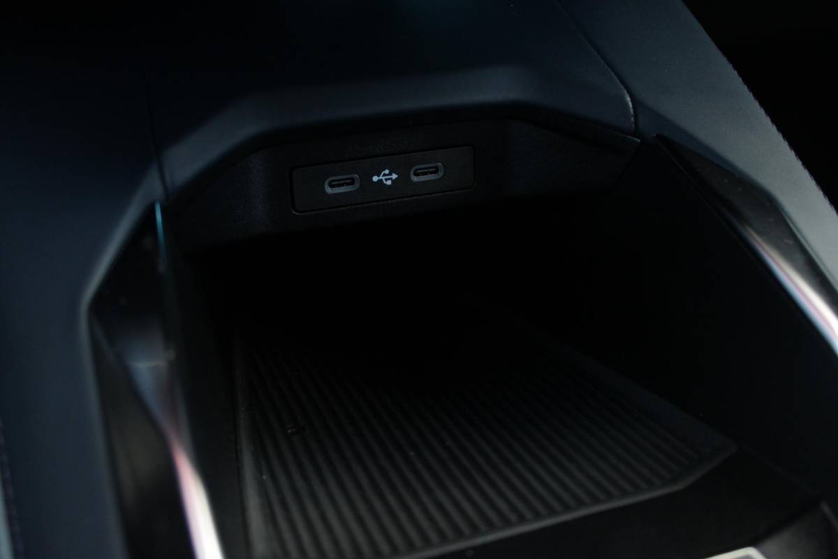 Alpine A290 Alpine A290 GTS 220PK 52 kWh | DEVIALET AUDIO SYSTEM | DRAADLOZE TELEFOONLADER | ELEKTRISCH VERWARMBAAR STUURWIEL | 19″ LICHTMETALEN VELGEN “SNOWFLAKE” NOIR BRILLIANT | ALPINE LOGO OP ZIJSCHERMEN | BREMBO REMKLAUWEN “ROUGE RACING” | ALPINE TELEMETRICS PREMIUM | NAPPA LEDEREN BEKLEDING BLUE PROFOND/GRIS EVEE MET ALPINE STIKSELS EN LOGO | MICHELIN PILOT SPORT BANDEN | ALPINE SPORT CHASSIS | GROOTLICHT ASSISTENT | DCC | ADAPTIVE CRUISE CONTROL | PARKEERNSENSOREN VOOR ACHTER EN ZIJKANT | ACHTERUITRIJ CAMERA | HANDSFREE CARD | VERWARMBARE VOORSTOELEN | WARMTEPOMP | NAVIGATIE BY “GOOGLE” | DRAADLOZE APPLE CARPLAY/ANDROID AUTO | FULL LED KOPLAMPEN MET FRANSE FLAG | PRIVACY GLASS | SFEER VERLICHTING | 3-FASE LADER | 100 KW SNELLADER |