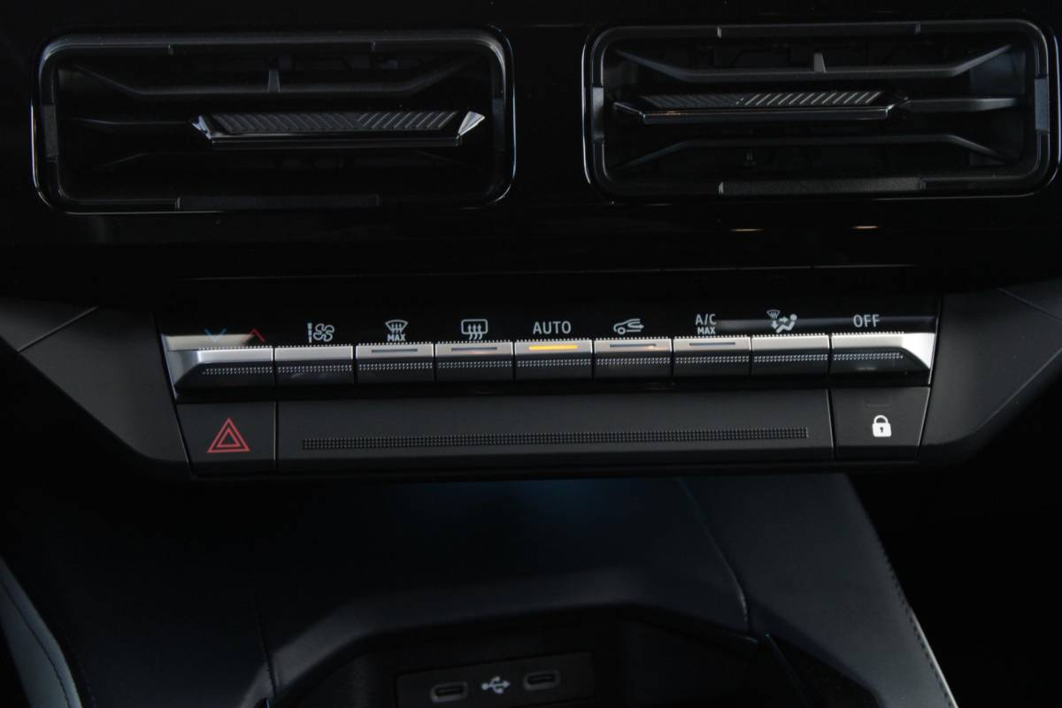 Alpine A290 Alpine A290 GTS 220PK 52 kWh | DEVIALET AUDIO SYSTEM | DRAADLOZE TELEFOONLADER | ELEKTRISCH VERWARMBAAR STUURWIEL | 19″ LICHTMETALEN VELGEN “SNOWFLAKE” NOIR BRILLIANT | ALPINE LOGO OP ZIJSCHERMEN | BREMBO REMKLAUWEN “ROUGE RACING” | ALPINE TELEMETRICS PREMIUM | NAPPA LEDEREN BEKLEDING BLUE PROFOND/GRIS EVEE MET ALPINE STIKSELS EN LOGO | MICHELIN PILOT SPORT BANDEN | ALPINE SPORT CHASSIS | GROOTLICHT ASSISTENT | DCC | ADAPTIVE CRUISE CONTROL | PARKEERNSENSOREN VOOR ACHTER EN ZIJKANT | ACHTERUITRIJ CAMERA | HANDSFREE CARD | VERWARMBARE VOORSTOELEN | WARMTEPOMP | NAVIGATIE BY “GOOGLE” | DRAADLOZE APPLE CARPLAY/ANDROID AUTO | FULL LED KOPLAMPEN MET FRANSE FLAG | PRIVACY GLASS | SFEER VERLICHTING | 3-FASE LADER | 100 KW SNELLADER |