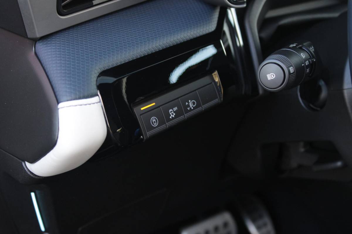 Alpine A290 Alpine A290 GTS 220PK 52 kWh | DEVIALET AUDIO SYSTEM | DRAADLOZE TELEFOONLADER | ELEKTRISCH VERWARMBAAR STUURWIEL | 19″ LICHTMETALEN VELGEN “SNOWFLAKE” NOIR BRILLIANT | ALPINE LOGO OP ZIJSCHERMEN | BREMBO REMKLAUWEN “ROUGE RACING” | ALPINE TELEMETRICS PREMIUM | NAPPA LEDEREN BEKLEDING BLUE PROFOND/GRIS EVEE MET ALPINE STIKSELS EN LOGO | MICHELIN PILOT SPORT BANDEN | ALPINE SPORT CHASSIS | GROOTLICHT ASSISTENT | DCC | ADAPTIVE CRUISE CONTROL | PARKEERNSENSOREN VOOR ACHTER EN ZIJKANT | ACHTERUITRIJ CAMERA | HANDSFREE CARD | VERWARMBARE VOORSTOELEN | WARMTEPOMP | NAVIGATIE BY “GOOGLE” | DRAADLOZE APPLE CARPLAY/ANDROID AUTO | FULL LED KOPLAMPEN MET FRANSE FLAG | PRIVACY GLASS | SFEER VERLICHTING | 3-FASE LADER | 100 KW SNELLADER |