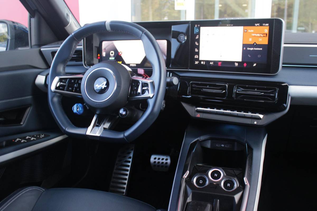 Alpine A290 Alpine A290 GTS 220PK 52 kWh | DEVIALET AUDIO SYSTEM | DRAADLOZE TELEFOONLADER | ELEKTRISCH VERWARMBAAR STUURWIEL | 19″ LICHTMETALEN VELGEN “SNOWFLAKE” NOIR BRILLIANT | ALPINE LOGO OP ZIJSCHERMEN | BREMBO REMKLAUWEN “ROUGE RACING” | ALPINE TELEMETRICS PREMIUM | NAPPA LEDEREN BEKLEDING BLUE PROFOND/GRIS EVEE MET ALPINE STIKSELS EN LOGO | MICHELIN PILOT SPORT BANDEN | ALPINE SPORT CHASSIS | GROOTLICHT ASSISTENT | DCC | ADAPTIVE CRUISE CONTROL | PARKEERNSENSOREN VOOR ACHTER EN ZIJKANT | ACHTERUITRIJ CAMERA | HANDSFREE CARD | VERWARMBARE VOORSTOELEN | WARMTEPOMP | NAVIGATIE BY “GOOGLE” | DRAADLOZE APPLE CARPLAY/ANDROID AUTO | FULL LED KOPLAMPEN MET FRANSE FLAG | PRIVACY GLASS | SFEER VERLICHTING | 3-FASE LADER | 100 KW SNELLADER |
