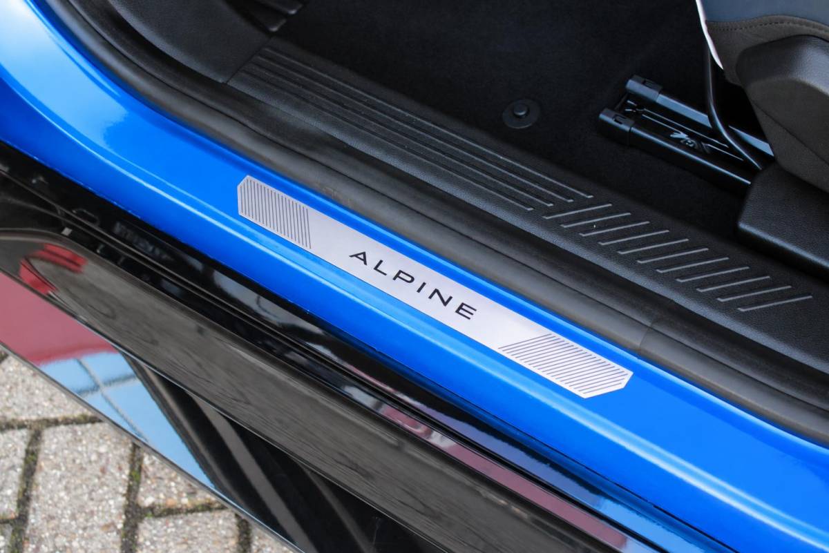 Alpine A290 Alpine A290 GTS 220PK 52 kWh | DEVIALET AUDIO SYSTEM | DRAADLOZE TELEFOONLADER | ELEKTRISCH VERWARMBAAR STUURWIEL | 19″ LICHTMETALEN VELGEN “SNOWFLAKE” NOIR BRILLIANT | ALPINE LOGO OP ZIJSCHERMEN | BREMBO REMKLAUWEN “ROUGE RACING” | ALPINE TELEMETRICS PREMIUM | NAPPA LEDEREN BEKLEDING BLUE PROFOND/GRIS EVEE MET ALPINE STIKSELS EN LOGO | MICHELIN PILOT SPORT BANDEN | ALPINE SPORT CHASSIS | GROOTLICHT ASSISTENT | DCC | ADAPTIVE CRUISE CONTROL | PARKEERNSENSOREN VOOR ACHTER EN ZIJKANT | ACHTERUITRIJ CAMERA | HANDSFREE CARD | VERWARMBARE VOORSTOELEN | WARMTEPOMP | NAVIGATIE BY “GOOGLE” | DRAADLOZE APPLE CARPLAY/ANDROID AUTO | FULL LED KOPLAMPEN MET FRANSE FLAG | PRIVACY GLASS | SFEER VERLICHTING | 3-FASE LADER | 100 KW SNELLADER |
