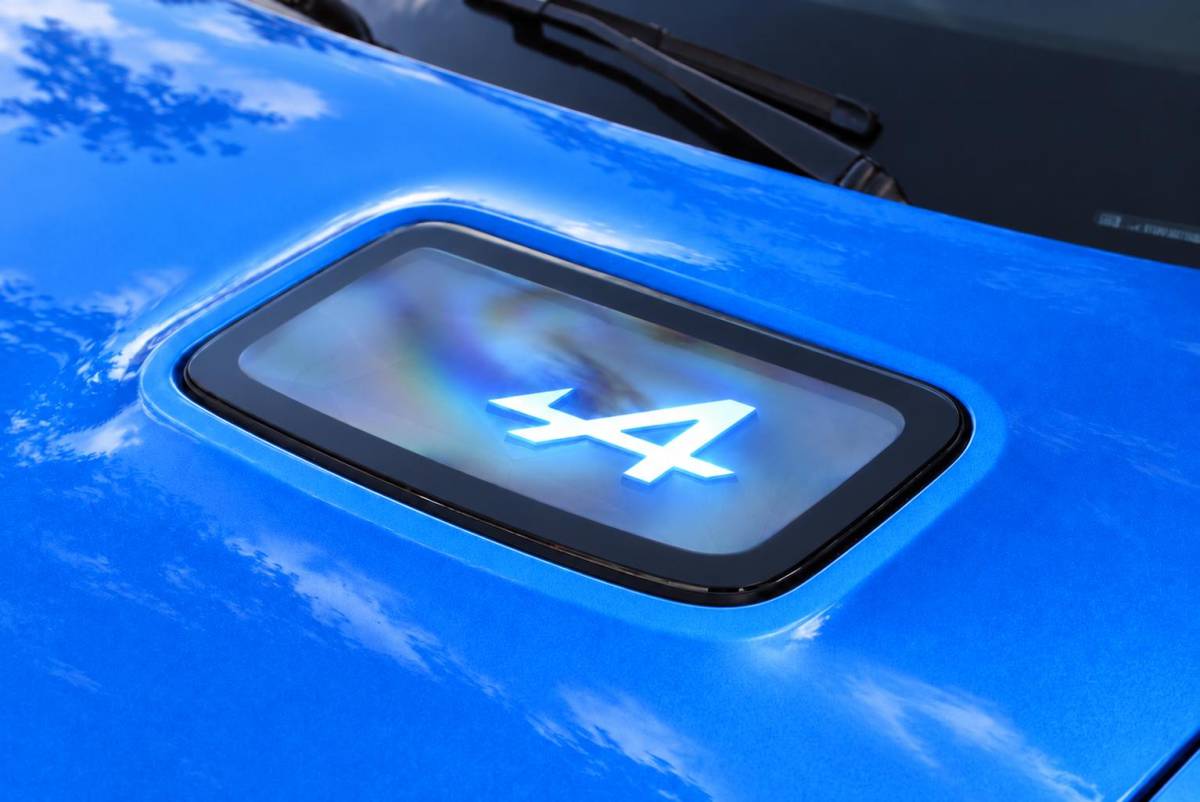 Alpine A290 Alpine A290 GTS 220PK 52 kWh | DEVIALET AUDIO SYSTEM | DRAADLOZE TELEFOONLADER | ELEKTRISCH VERWARMBAAR STUURWIEL | 19″ LICHTMETALEN VELGEN “SNOWFLAKE” NOIR BRILLIANT | ALPINE LOGO OP ZIJSCHERMEN | BREMBO REMKLAUWEN “ROUGE RACING” | ALPINE TELEMETRICS PREMIUM | NAPPA LEDEREN BEKLEDING BLUE PROFOND/GRIS EVEE MET ALPINE STIKSELS EN LOGO | MICHELIN PILOT SPORT BANDEN | ALPINE SPORT CHASSIS | GROOTLICHT ASSISTENT | DCC | ADAPTIVE CRUISE CONTROL | PARKEERNSENSOREN VOOR ACHTER EN ZIJKANT | ACHTERUITRIJ CAMERA | HANDSFREE CARD | VERWARMBARE VOORSTOELEN | WARMTEPOMP | NAVIGATIE BY “GOOGLE” | DRAADLOZE APPLE CARPLAY/ANDROID AUTO | FULL LED KOPLAMPEN MET FRANSE FLAG | PRIVACY GLASS | SFEER VERLICHTING | 3-FASE LADER | 100 KW SNELLADER |