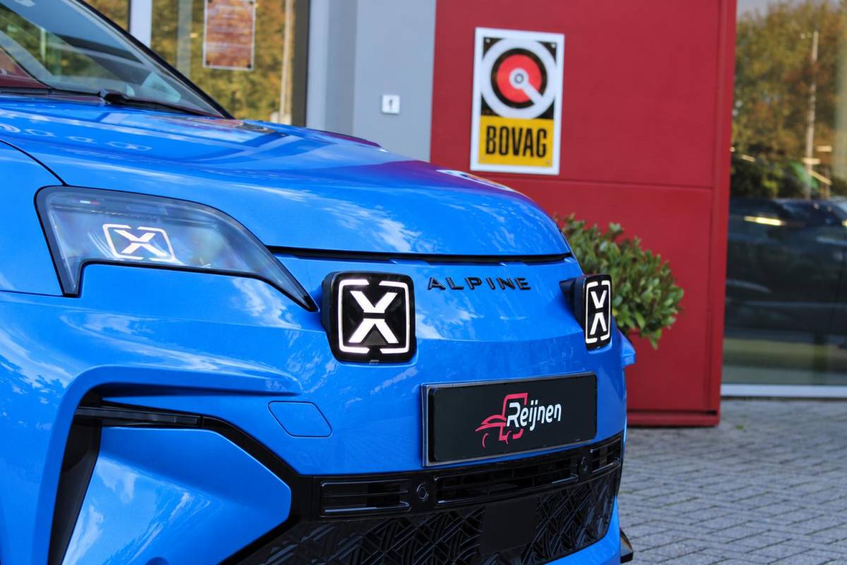 Alpine A290 Alpine A290 GTS 220PK 52 kWh | DEVIALET AUDIO SYSTEM | DRAADLOZE TELEFOONLADER | ELEKTRISCH VERWARMBAAR STUURWIEL | 19″ LICHTMETALEN VELGEN “SNOWFLAKE” NOIR BRILLIANT | ALPINE LOGO OP ZIJSCHERMEN | BREMBO REMKLAUWEN “ROUGE RACING” | ALPINE TELEMETRICS PREMIUM | NAPPA LEDEREN BEKLEDING BLUE PROFOND/GRIS EVEE MET ALPINE STIKSELS EN LOGO | MICHELIN PILOT SPORT BANDEN | ALPINE SPORT CHASSIS | GROOTLICHT ASSISTENT | DCC | ADAPTIVE CRUISE CONTROL | PARKEERNSENSOREN VOOR ACHTER EN ZIJKANT | ACHTERUITRIJ CAMERA | HANDSFREE CARD | VERWARMBARE VOORSTOELEN | WARMTEPOMP | NAVIGATIE BY “GOOGLE” | DRAADLOZE APPLE CARPLAY/ANDROID AUTO | FULL LED KOPLAMPEN MET FRANSE FLAG | PRIVACY GLASS | SFEER VERLICHTING | 3-FASE LADER | 100 KW SNELLADER |