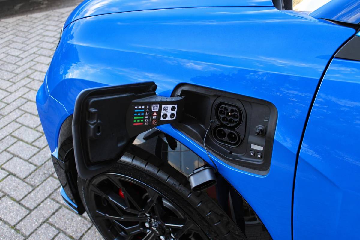 Alpine A290 Alpine A290 GTS 220PK 52 kWh | DEVIALET AUDIO SYSTEM | DRAADLOZE TELEFOONLADER | ELEKTRISCH VERWARMBAAR STUURWIEL | 19″ LICHTMETALEN VELGEN “SNOWFLAKE” NOIR BRILLIANT | ALPINE LOGO OP ZIJSCHERMEN | BREMBO REMKLAUWEN “ROUGE RACING” | ALPINE TELEMETRICS PREMIUM | NAPPA LEDEREN BEKLEDING BLUE PROFOND/GRIS EVEE MET ALPINE STIKSELS EN LOGO | MICHELIN PILOT SPORT BANDEN | ALPINE SPORT CHASSIS | GROOTLICHT ASSISTENT | DCC | ADAPTIVE CRUISE CONTROL | PARKEERNSENSOREN VOOR ACHTER EN ZIJKANT | ACHTERUITRIJ CAMERA | HANDSFREE CARD | VERWARMBARE VOORSTOELEN | WARMTEPOMP | NAVIGATIE BY “GOOGLE” | DRAADLOZE APPLE CARPLAY/ANDROID AUTO | FULL LED KOPLAMPEN MET FRANSE FLAG | PRIVACY GLASS | SFEER VERLICHTING | 3-FASE LADER | 100 KW SNELLADER |
