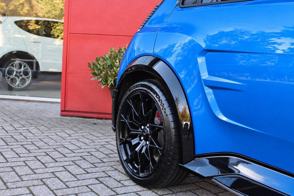 Alpine A290 Alpine A290 GTS 220PK 52 kWh | DEVIALET AUDIO SYSTEM | DRAADLOZE TELEFOONLADER | ELEKTRISCH VERWARMBAAR STUURWIEL | 19″ LICHTMETALEN VELGEN “SNOWFLAKE” NOIR BRILLIANT | ALPINE LOGO OP ZIJSCHERMEN | BREMBO REMKLAUWEN “ROUGE RACING” | ALPINE TELEMETRICS PREMIUM | NAPPA LEDEREN BEKLEDING BLUE PROFOND/GRIS EVEE MET ALPINE STIKSELS EN LOGO | MICHELIN PILOT SPORT BANDEN | ALPINE SPORT CHASSIS | GROOTLICHT ASSISTENT | DCC | ADAPTIVE CRUISE CONTROL | PARKEERNSENSOREN VOOR ACHTER EN ZIJKANT | ACHTERUITRIJ CAMERA | HANDSFREE CARD | VERWARMBARE VOORSTOELEN | WARMTEPOMP | NAVIGATIE BY “GOOGLE” | DRAADLOZE APPLE CARPLAY/ANDROID AUTO | FULL LED KOPLAMPEN MET FRANSE FLAG | PRIVACY GLASS | SFEER VERLICHTING | 3-FASE LADER | 100 KW SNELLADER |