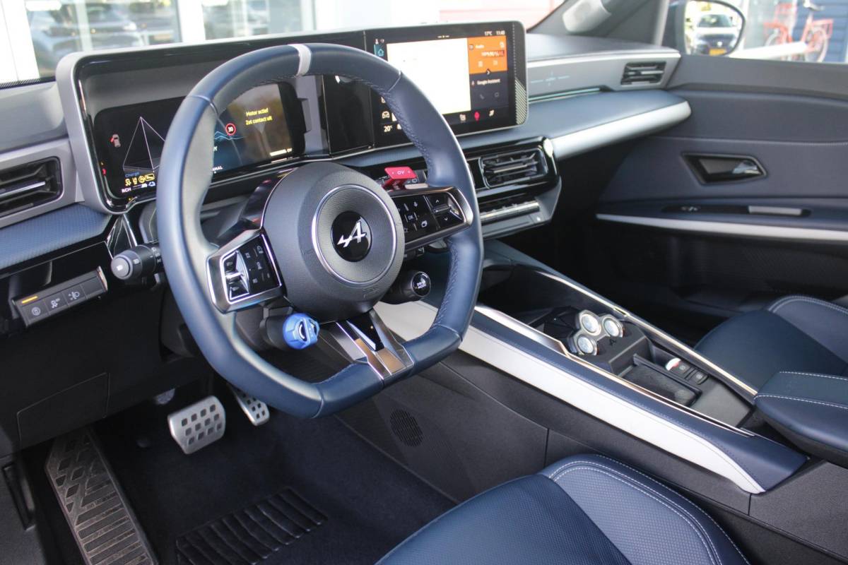 Alpine A290 Alpine A290 GTS 220PK 52 kWh | DEVIALET AUDIO SYSTEM | DRAADLOZE TELEFOONLADER | ELEKTRISCH VERWARMBAAR STUURWIEL | 19″ LICHTMETALEN VELGEN “SNOWFLAKE” NOIR BRILLIANT | ALPINE LOGO OP ZIJSCHERMEN | BREMBO REMKLAUWEN “ROUGE RACING” | ALPINE TELEMETRICS PREMIUM | NAPPA LEDEREN BEKLEDING BLUE PROFOND/GRIS EVEE MET ALPINE STIKSELS EN LOGO | MICHELIN PILOT SPORT BANDEN | ALPINE SPORT CHASSIS | GROOTLICHT ASSISTENT | DCC | ADAPTIVE CRUISE CONTROL | PARKEERNSENSOREN VOOR ACHTER EN ZIJKANT | ACHTERUITRIJ CAMERA | HANDSFREE CARD | VERWARMBARE VOORSTOELEN | WARMTEPOMP | NAVIGATIE BY “GOOGLE” | DRAADLOZE APPLE CARPLAY/ANDROID AUTO | FULL LED KOPLAMPEN MET FRANSE FLAG | PRIVACY GLASS | SFEER VERLICHTING | 3-FASE LADER | 100 KW SNELLADER |