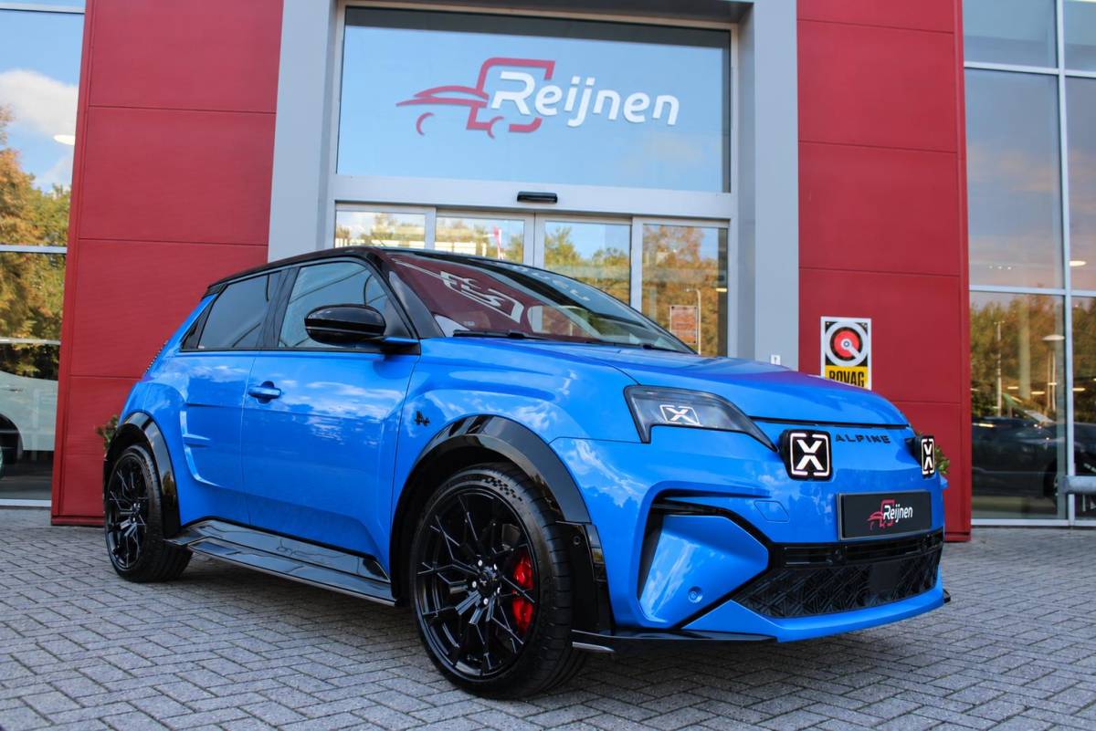 Alpine A290 Alpine A290 GTS 220PK 52 kWh | DEVIALET AUDIO SYSTEM | DRAADLOZE TELEFOONLADER | ELEKTRISCH VERWARMBAAR STUURWIEL | 19″ LICHTMETALEN VELGEN “SNOWFLAKE” NOIR BRILLIANT | ALPINE LOGO OP ZIJSCHERMEN | BREMBO REMKLAUWEN “ROUGE RACING” | ALPINE TELEMETRICS PREMIUM | NAPPA LEDEREN BEKLEDING BLUE PROFOND/GRIS EVEE MET ALPINE STIKSELS EN LOGO | MICHELIN PILOT SPORT BANDEN | ALPINE SPORT CHASSIS | GROOTLICHT ASSISTENT | DCC | ADAPTIVE CRUISE CONTROL | PARKEERNSENSOREN VOOR ACHTER EN ZIJKANT | ACHTERUITRIJ CAMERA | HANDSFREE CARD | VERWARMBARE VOORSTOELEN | WARMTEPOMP | NAVIGATIE BY “GOOGLE” | DRAADLOZE APPLE CARPLAY/ANDROID AUTO | FULL LED KOPLAMPEN MET FRANSE FLAG | PRIVACY GLASS | SFEER VERLICHTING | 3-FASE LADER | 100 KW SNELLADER |
