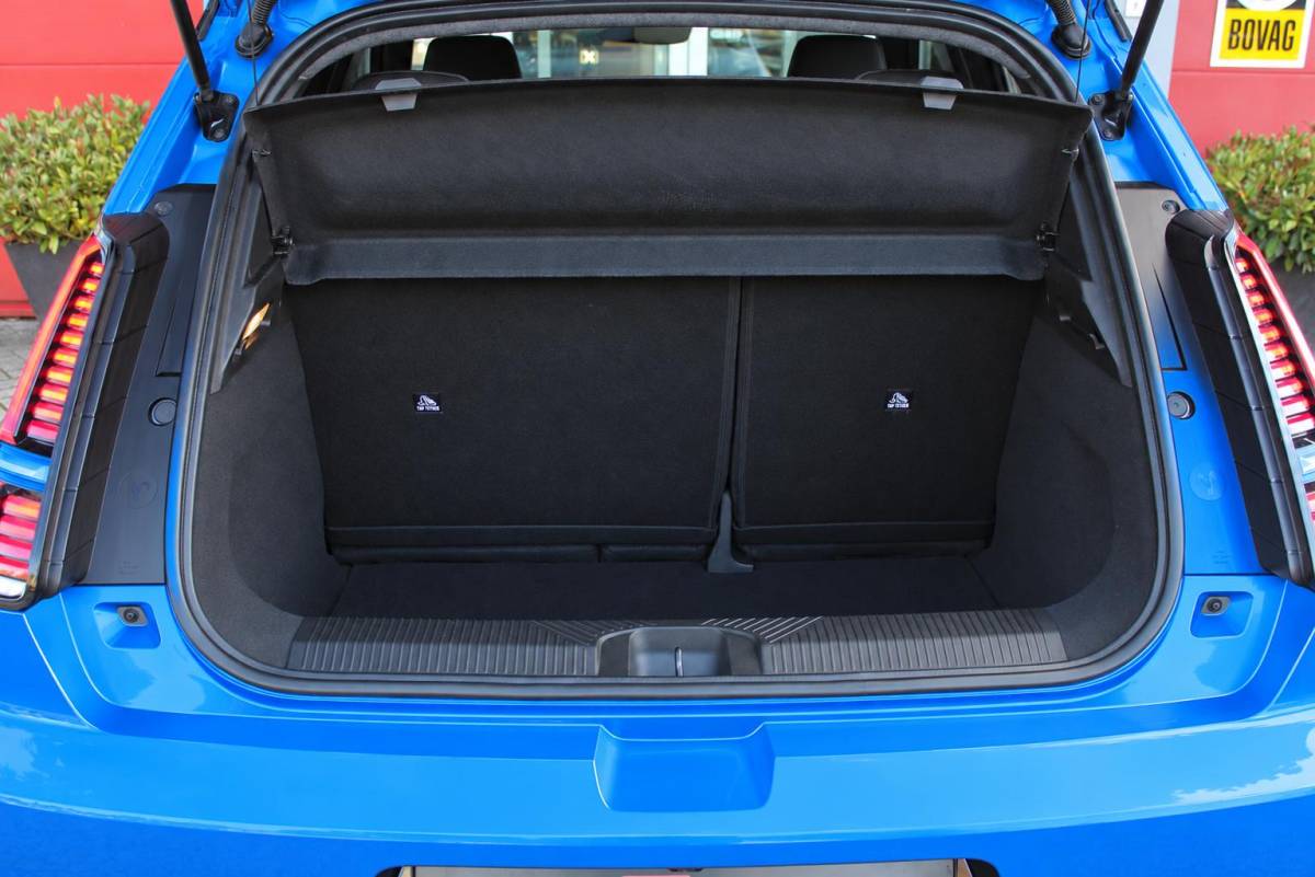 Alpine A290 Alpine A290 GTS 220PK 52 kWh | DEVIALET AUDIO SYSTEM | DRAADLOZE TELEFOONLADER | ELEKTRISCH VERWARMBAAR STUURWIEL | 19″ LICHTMETALEN VELGEN “SNOWFLAKE” NOIR BRILLIANT | ALPINE LOGO OP ZIJSCHERMEN | BREMBO REMKLAUWEN “ROUGE RACING” | ALPINE TELEMETRICS PREMIUM | NAPPA LEDEREN BEKLEDING BLUE PROFOND/GRIS EVEE MET ALPINE STIKSELS EN LOGO | MICHELIN PILOT SPORT BANDEN | ALPINE SPORT CHASSIS | GROOTLICHT ASSISTENT | DCC | ADAPTIVE CRUISE CONTROL | PARKEERNSENSOREN VOOR ACHTER EN ZIJKANT | ACHTERUITRIJ CAMERA | HANDSFREE CARD | VERWARMBARE VOORSTOELEN | WARMTEPOMP | NAVIGATIE BY “GOOGLE” | DRAADLOZE APPLE CARPLAY/ANDROID AUTO | FULL LED KOPLAMPEN MET FRANSE FLAG | PRIVACY GLASS | SFEER VERLICHTING | 3-FASE LADER | 100 KW SNELLADER |