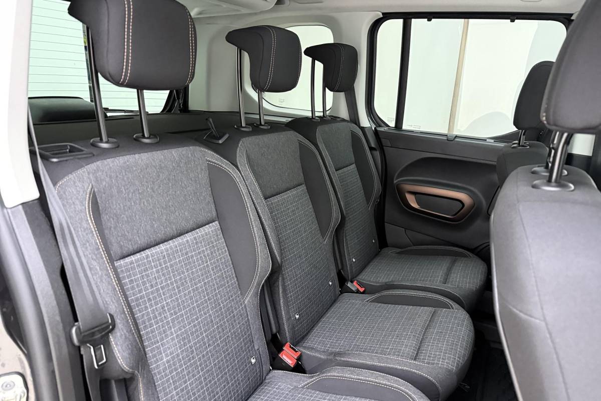 Peugeot Rifter Peugeot Rifter 1.2 Puretech 130pk Automaat GT | Navigatie | Trekhaak | Panoramadak | Achteruitrijcamera | Climate control | Dakrails | Stoelverwarming | Lichtmetalen velgen