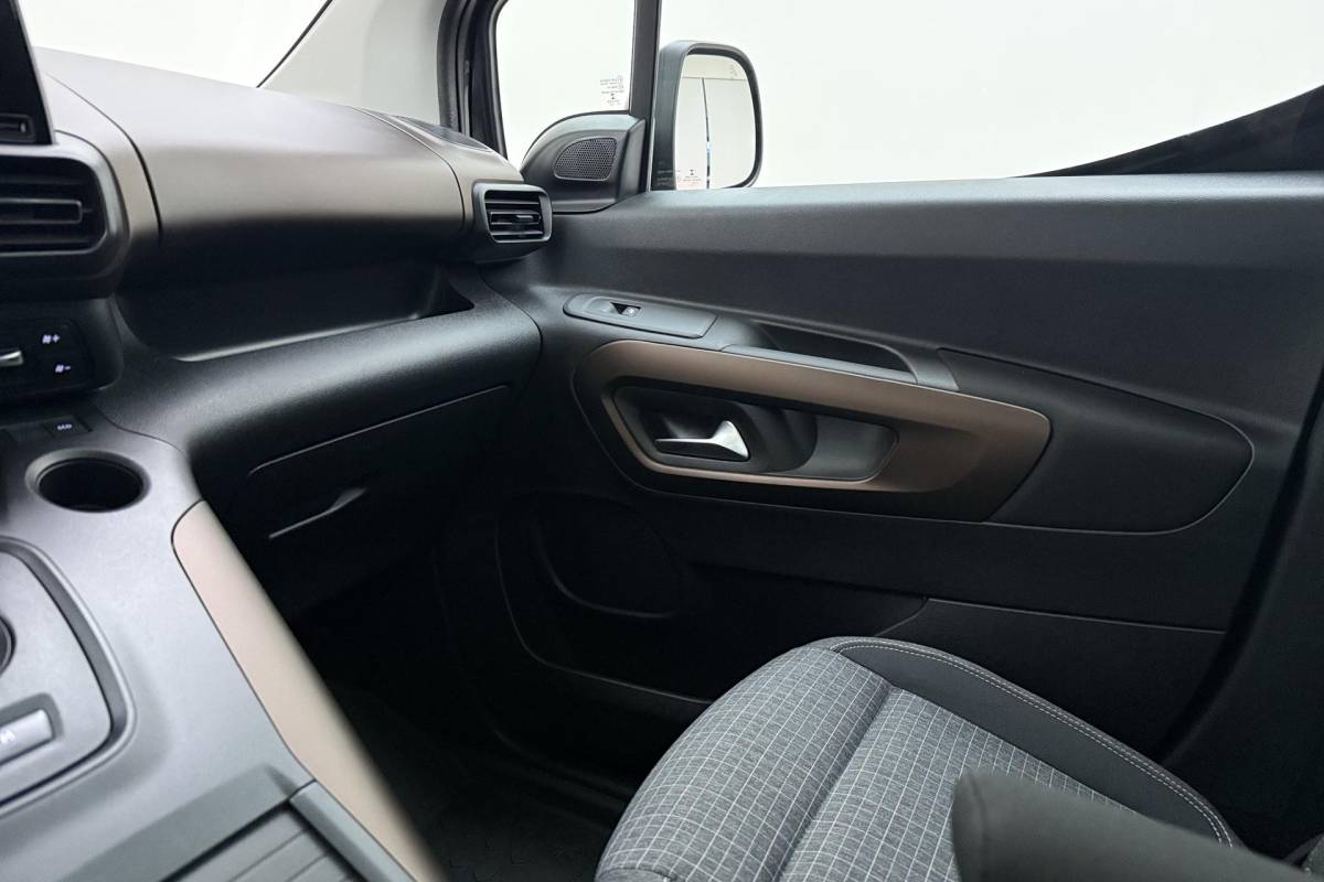 Peugeot Rifter Peugeot Rifter 1.2 Puretech 130pk Automaat GT | Navigatie | Trekhaak | Panoramadak | Achteruitrijcamera | Climate control | Dakrails | Stoelverwarming | Lichtmetalen velgen