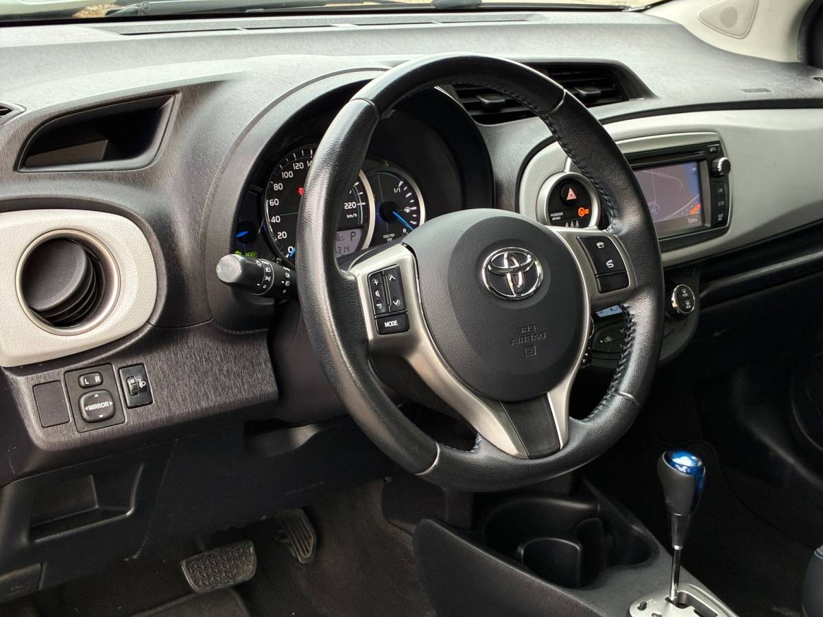 Toyota Yaris Toyota Yaris 1.5 Full Hybrid Aspiration|Automaat|Panoramadak|Navigatie|Camera|CruiseControl|Climatronic|LM-Velgen|Nieuwe APK|