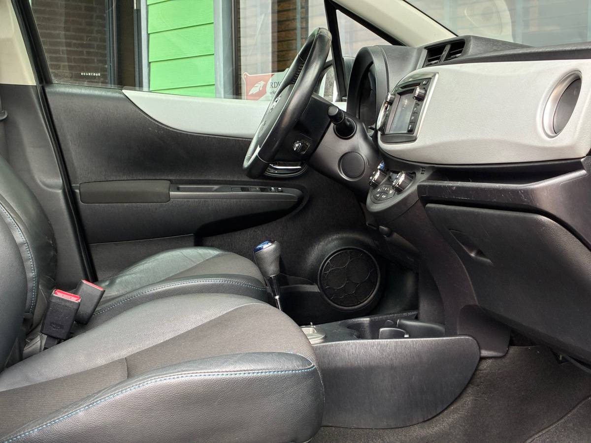 Toyota Yaris Toyota Yaris 1.5 Full Hybrid Aspiration|Automaat|Panoramadak|Navigatie|Camera|CruiseControl|Climatronic|LM-Velgen|Nieuwe APK|